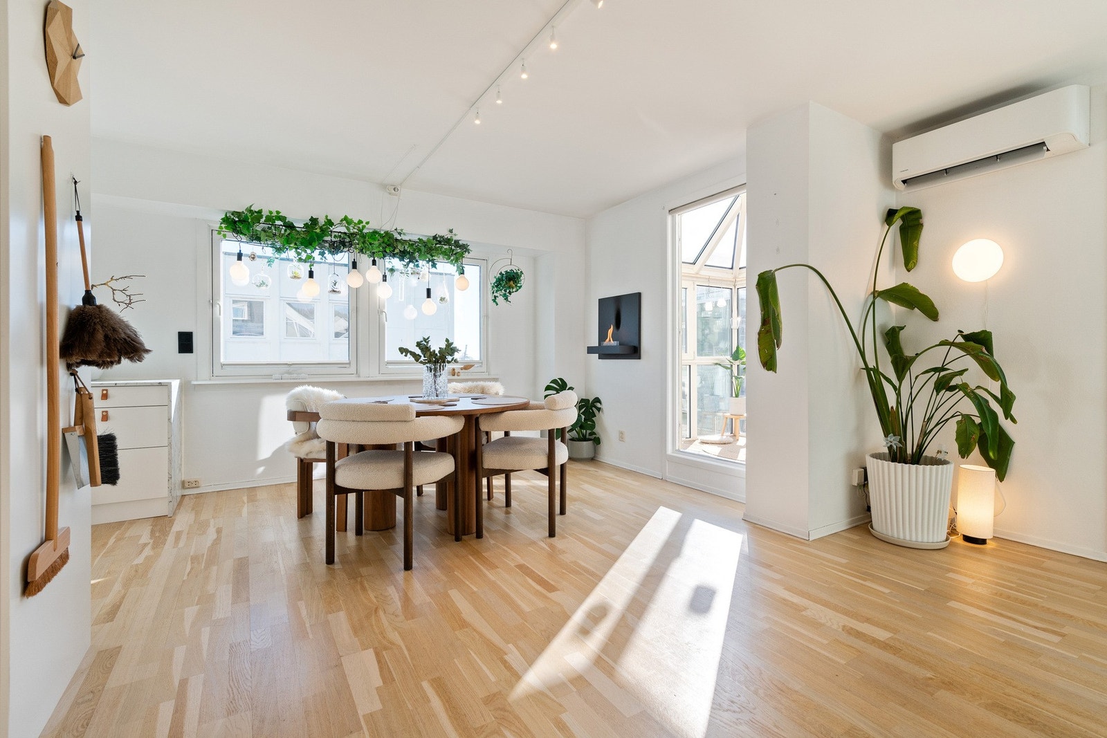 I stuen er det god plass til både spisegruppe og sofakrok. Galleribilde