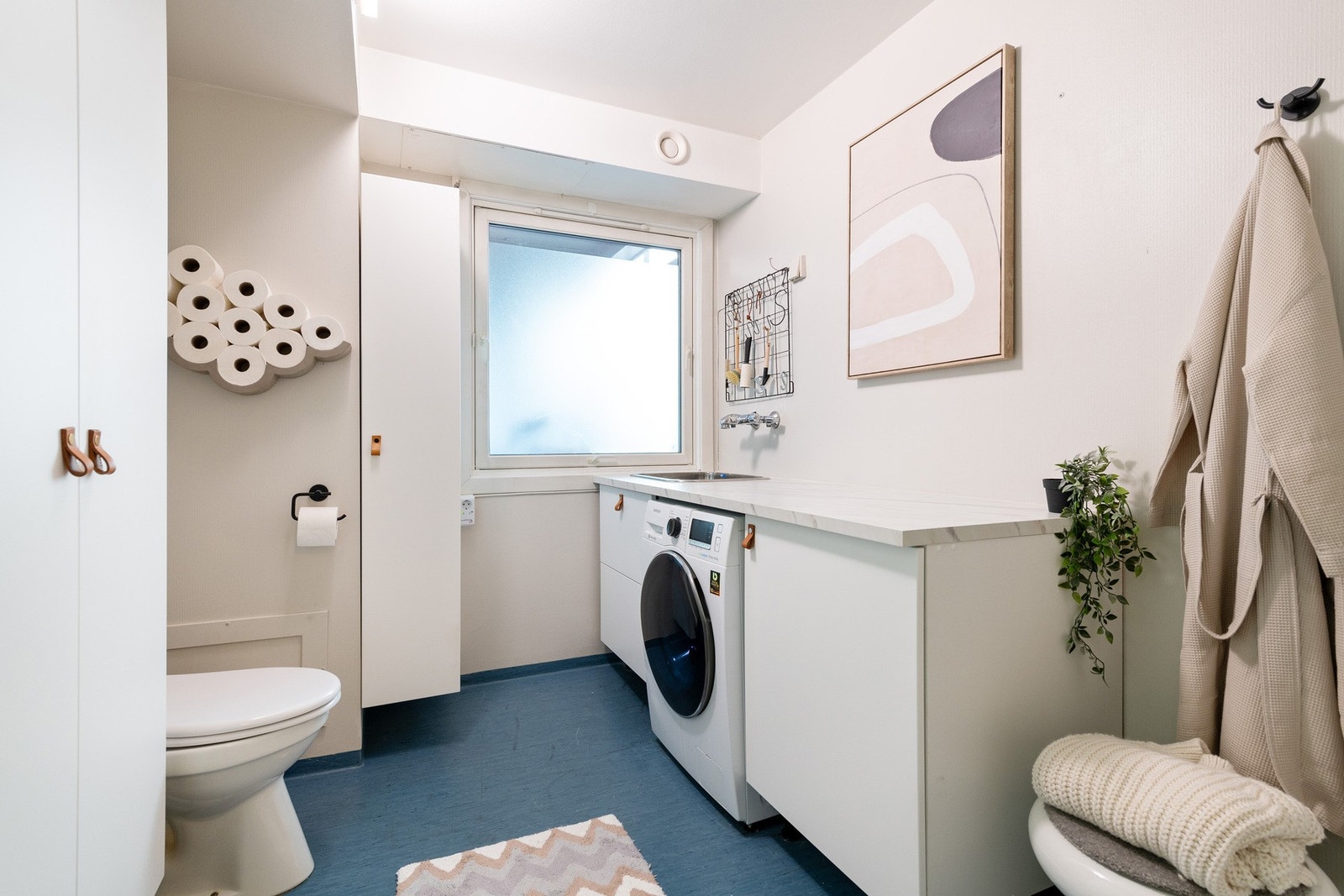 Badet ligger med adkomst fra gang. Rommet inneholder: Dusjkabinett, servantskap, toalett og opplegg til vaskemaskin. Galleribilde