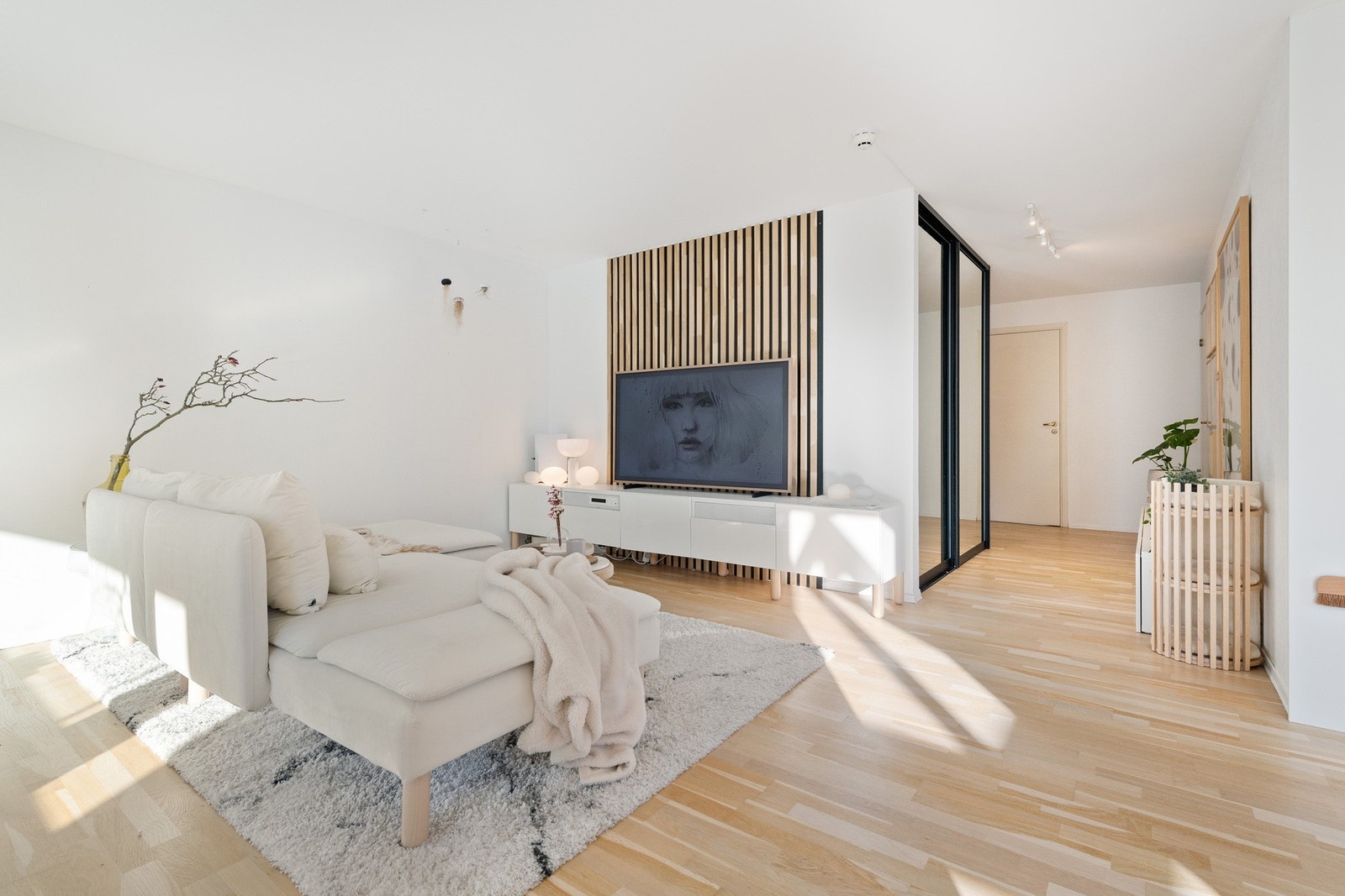 Leiligheten fremstår lys og luftig med delikate farge og materialvalg. Galleribilde