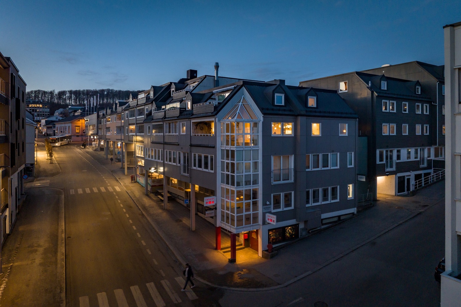 Leiligheten har en svært god internbeliggenhet på hjørnet av Prinsekvartalet med vinduer fra flere sider. Galleribilde