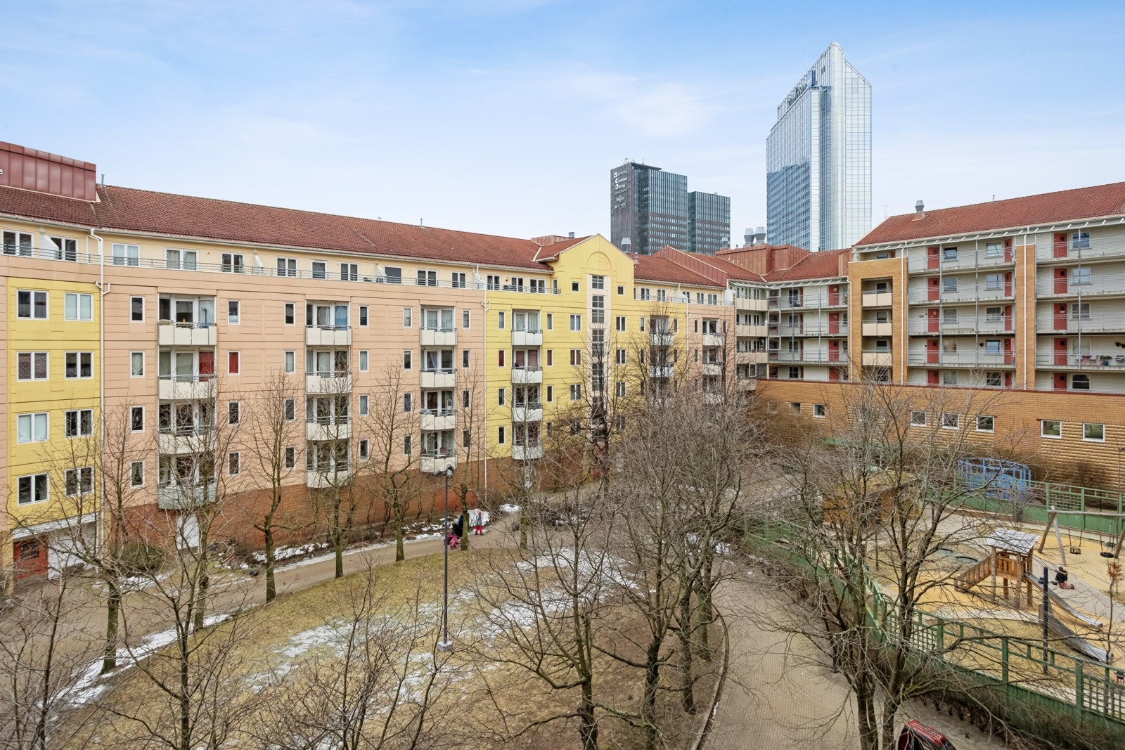 Utsikt fra balkongen til felles hyggelig og skjermet gårdsrom. Galleribilde