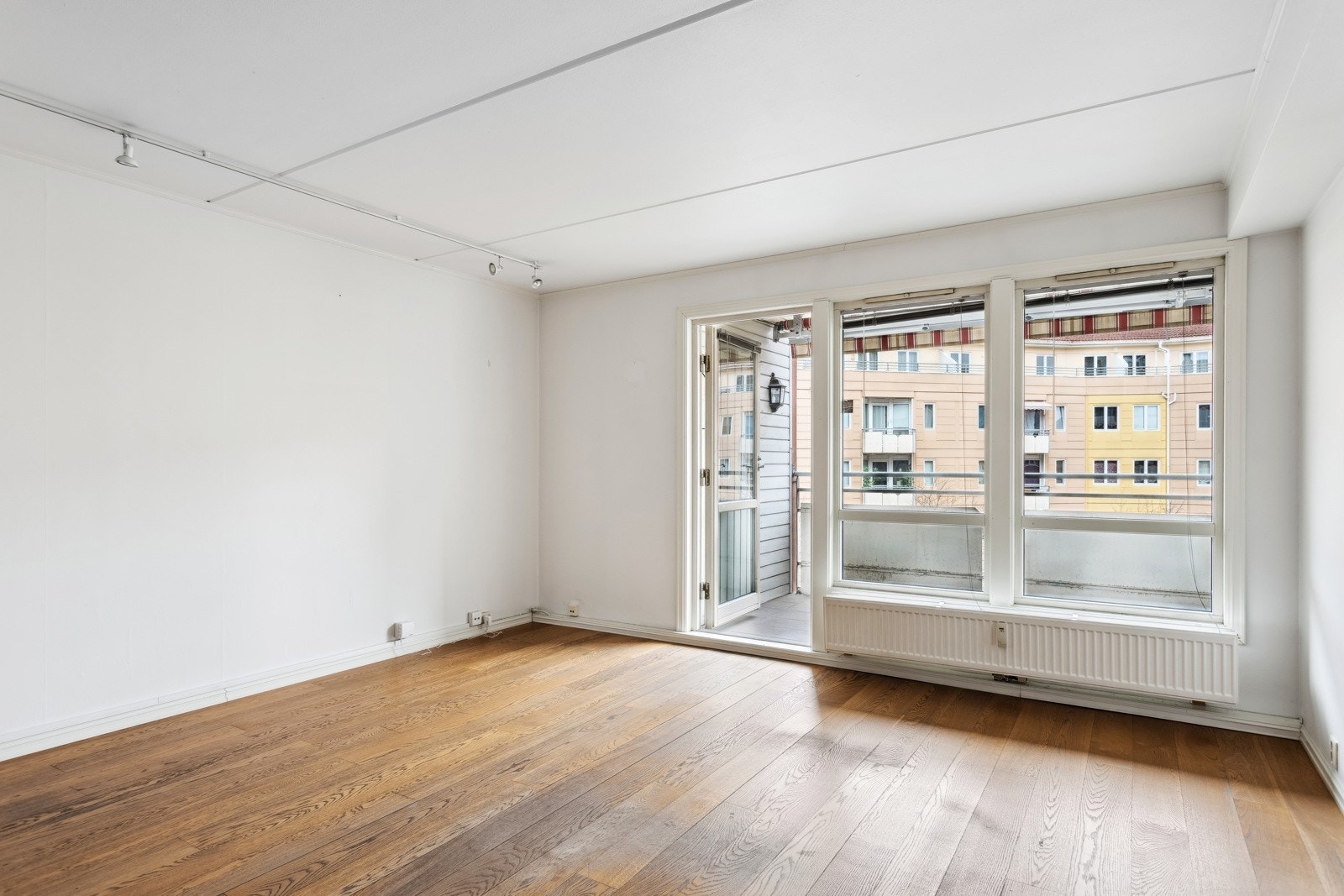 Lys og romslig 2-roms selveierleilighet beliggende i 4.etasje med gjennomgående planløsning. Galleribilde