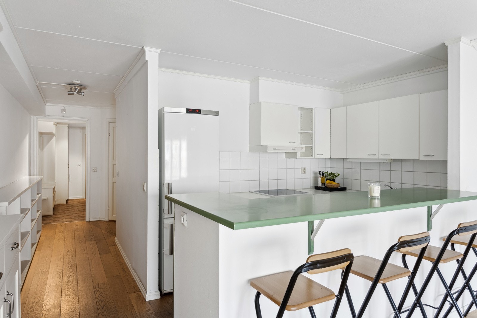 Åpen kjøkkenløsning med praktisk frokostplass. Galleribilde