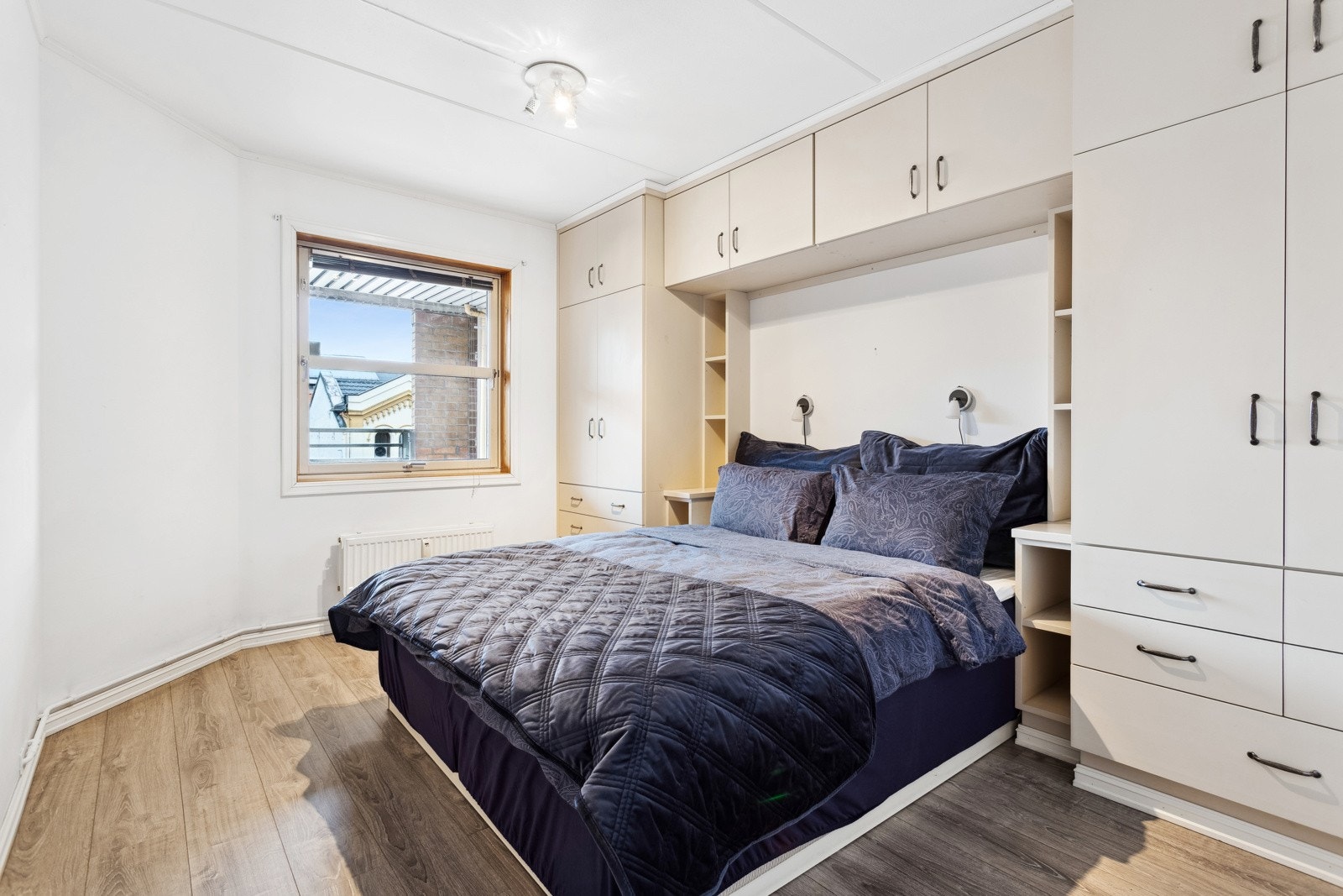 Lyst og fint soverom med plass til stor seng. Galleribilde