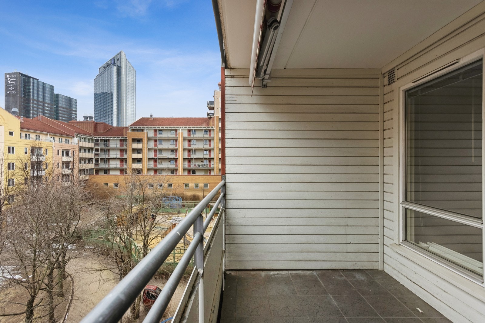 Her har du god plass til diverse utemøbler med en sittegruppe og evt grill. Galleribilde