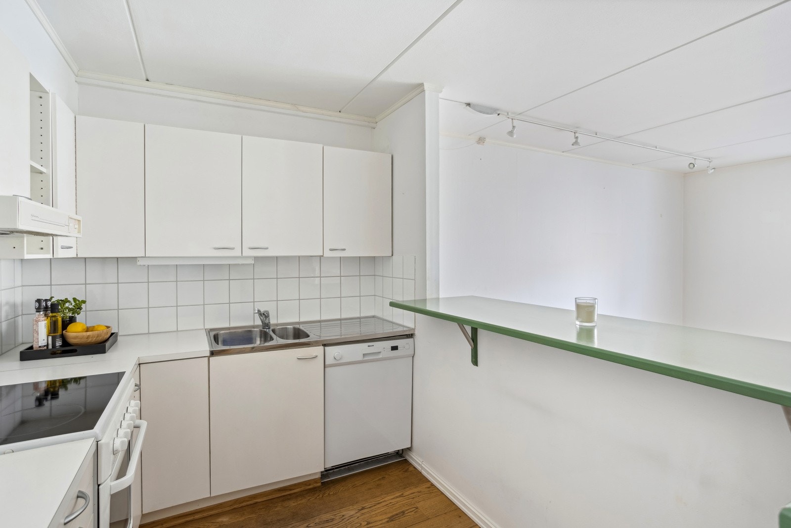 Kjøkkenet har god skap og benkeplass. Galleribilde