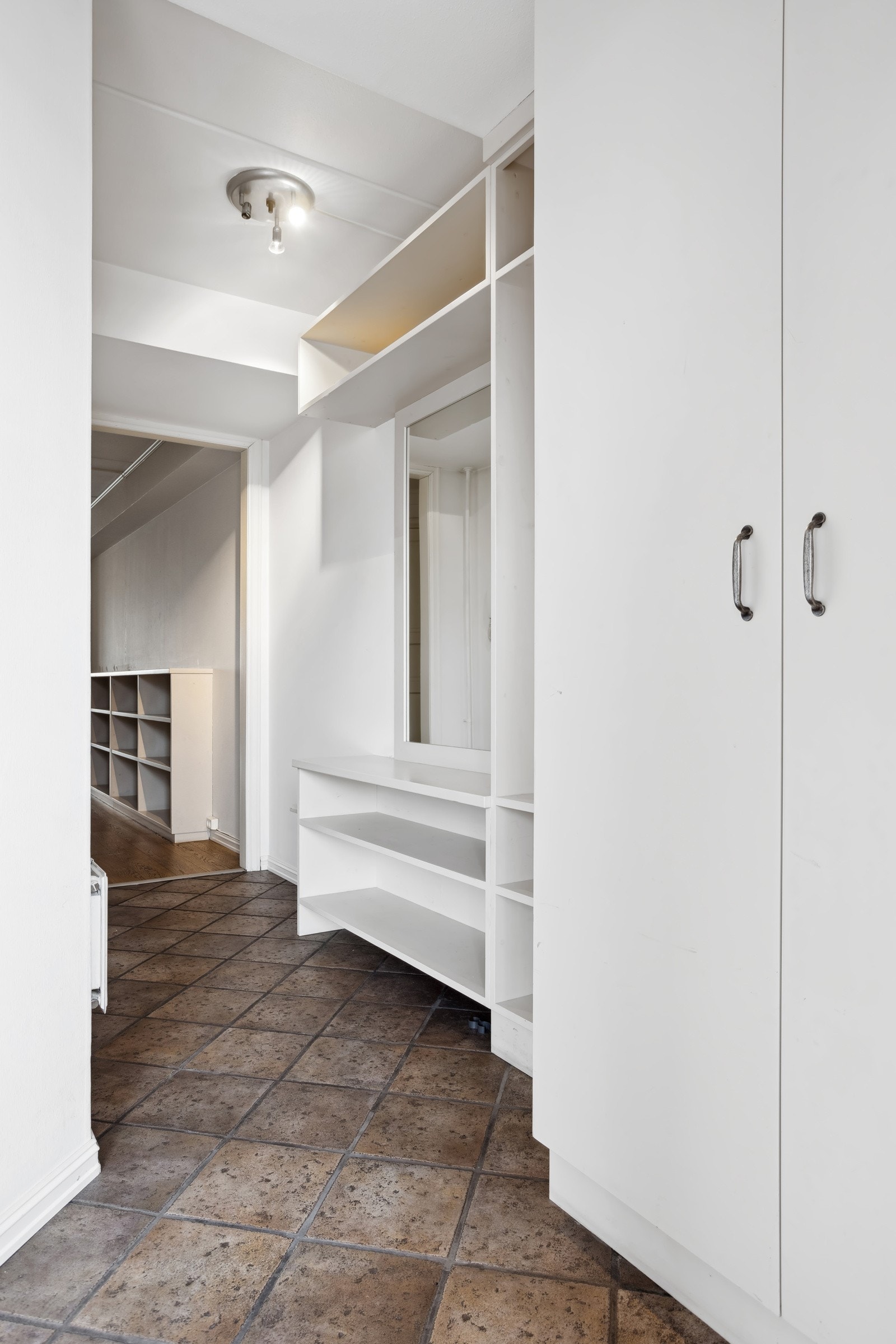 Praktisk plassbygget skapinnredning med god plass til oppbevaring av sko og yttertøy. Galleribilde