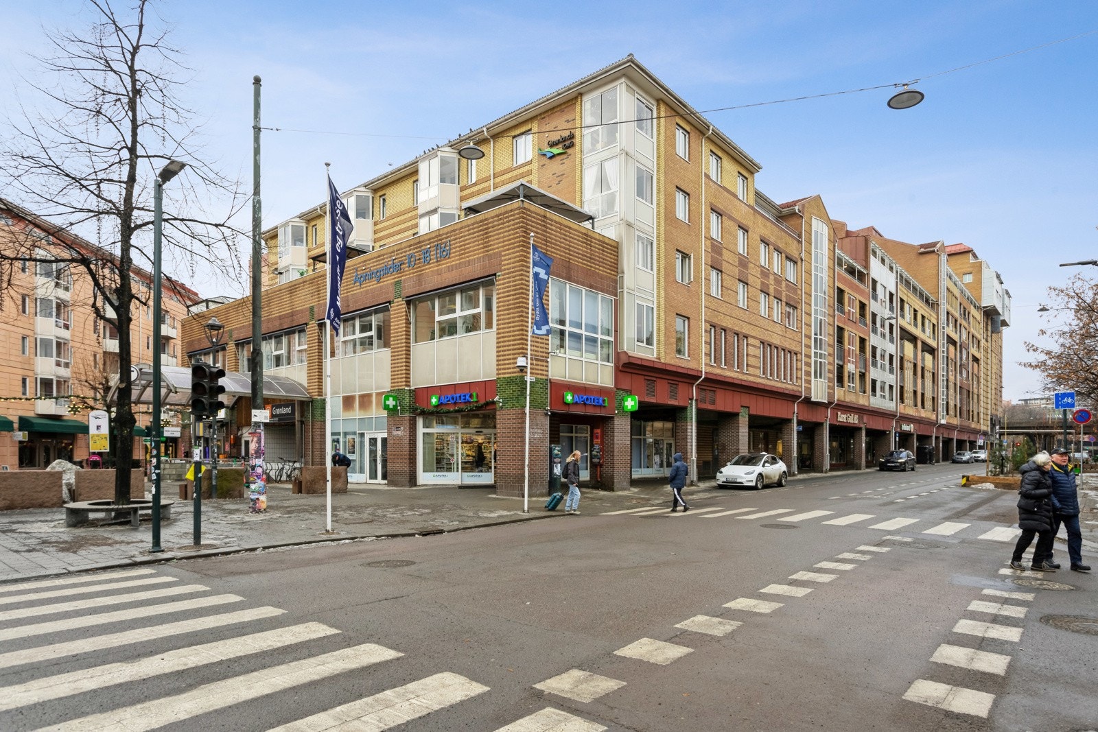 I nærområdet finner du et bredt utvalg av dagligvarebutikker, spesialforretninger og kjøpesentre. Galleribilde