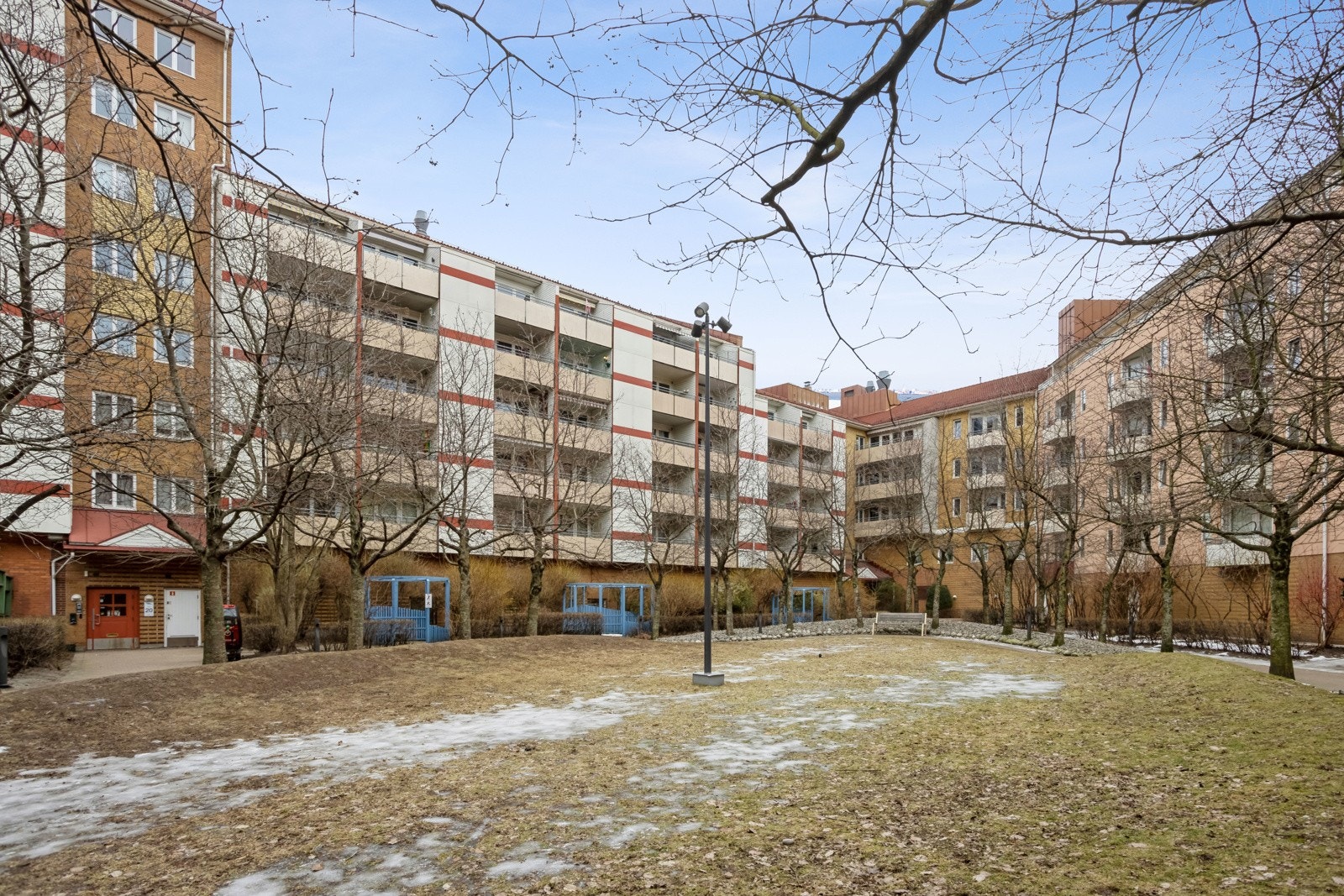 Leiligheten ligger rolig til med pent opparbeidet gårdstun internt i sameiet. Galleribilde