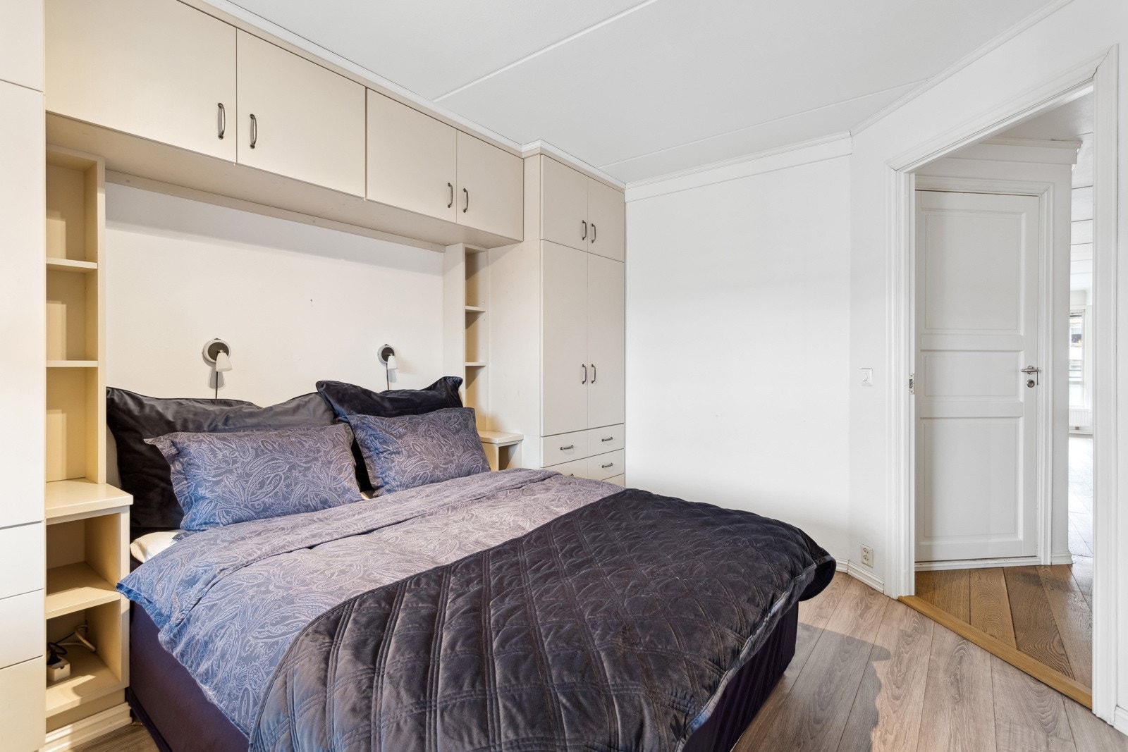 Soverommet har plassbygget skapinnredning med hyller og skap. Galleribilde