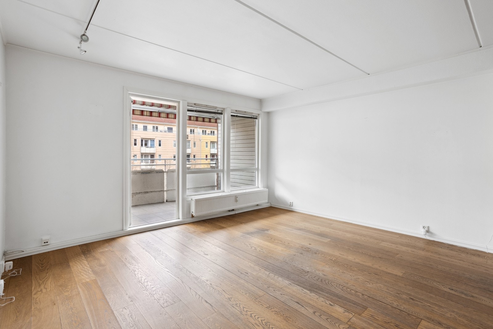 Stue av god størrelse med flere møbleringsmuligheter. Store vindusflater som gir godt med lys inn Galleribilde