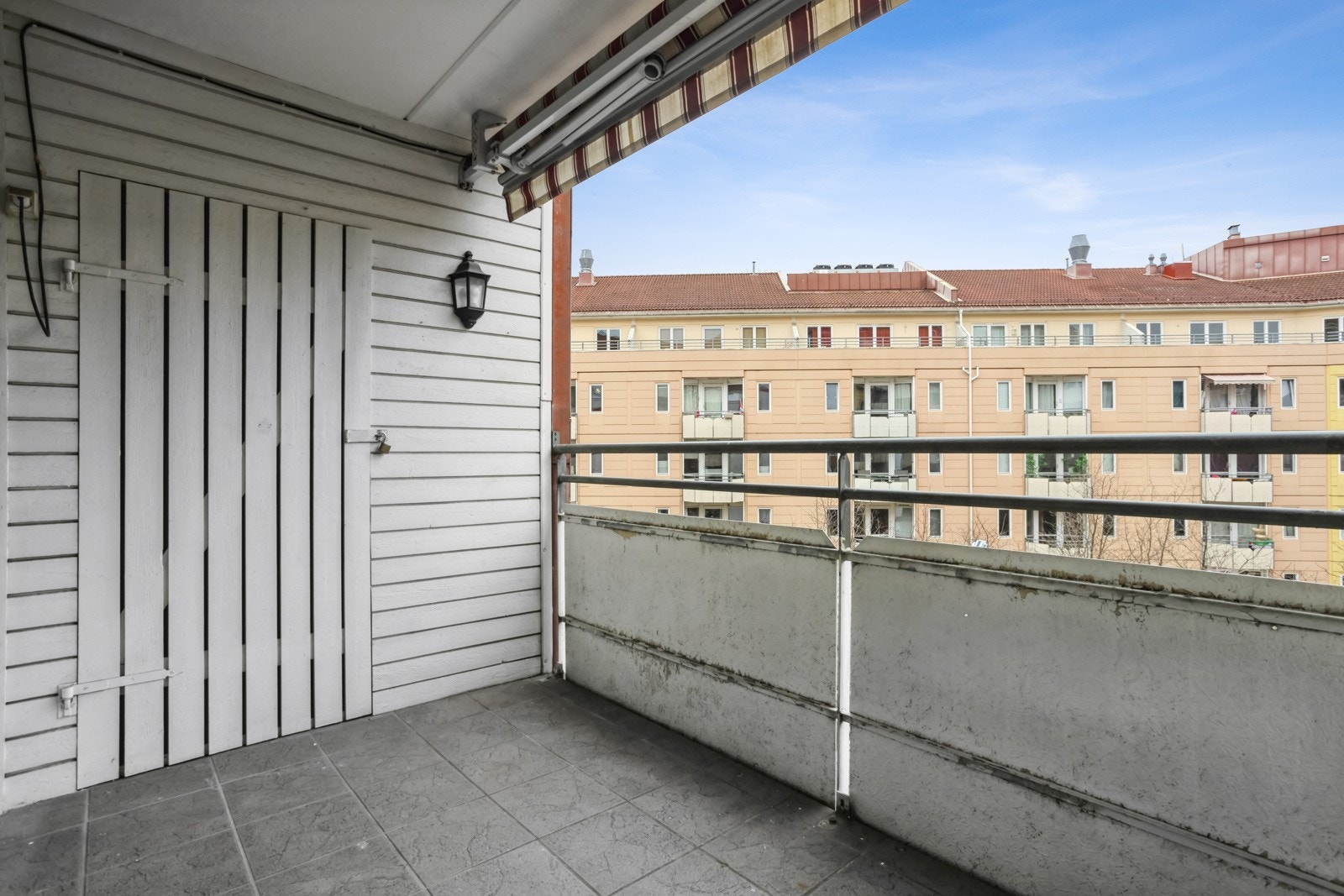 Balkongen disponerer en praktisk bod på ca. 2 kvm. Galleribilde