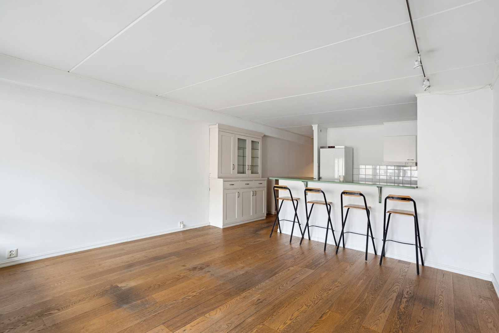 Ekstra plassbygget innredning ved kjøkken gir ekstra oppbevaringsplass. Galleribilde