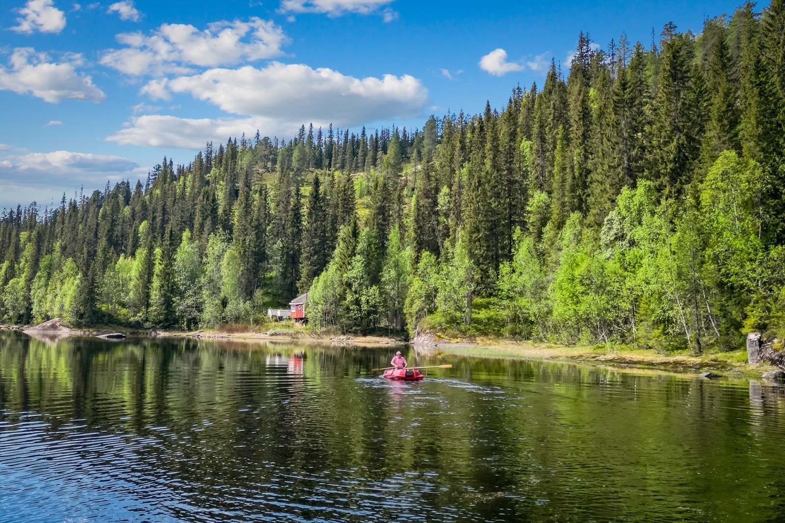 Aktiv Eiendomsmegling Mo I Rana v/Tomi Christian Johansen presenterer her en hytte med idyllisk beliggenhet og stort potensiale! Galleribilde