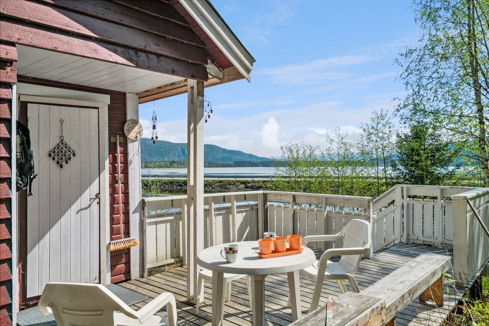 Inngangsparti og terrasse. Galleribilde