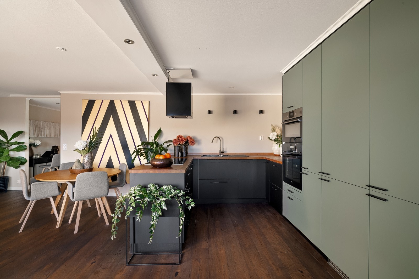 I 2019 ble leiligheten bygget om og fornyet, og i den forbindelse ble kjøkkenet åpnet opp som en del av stuen. Galleribilde