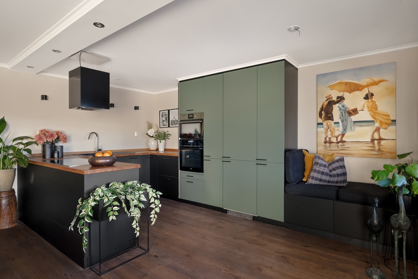 Kjøkkenet er lekkert og moderne, og utformingen byr på god skap- og benkeplass. Galleribilde