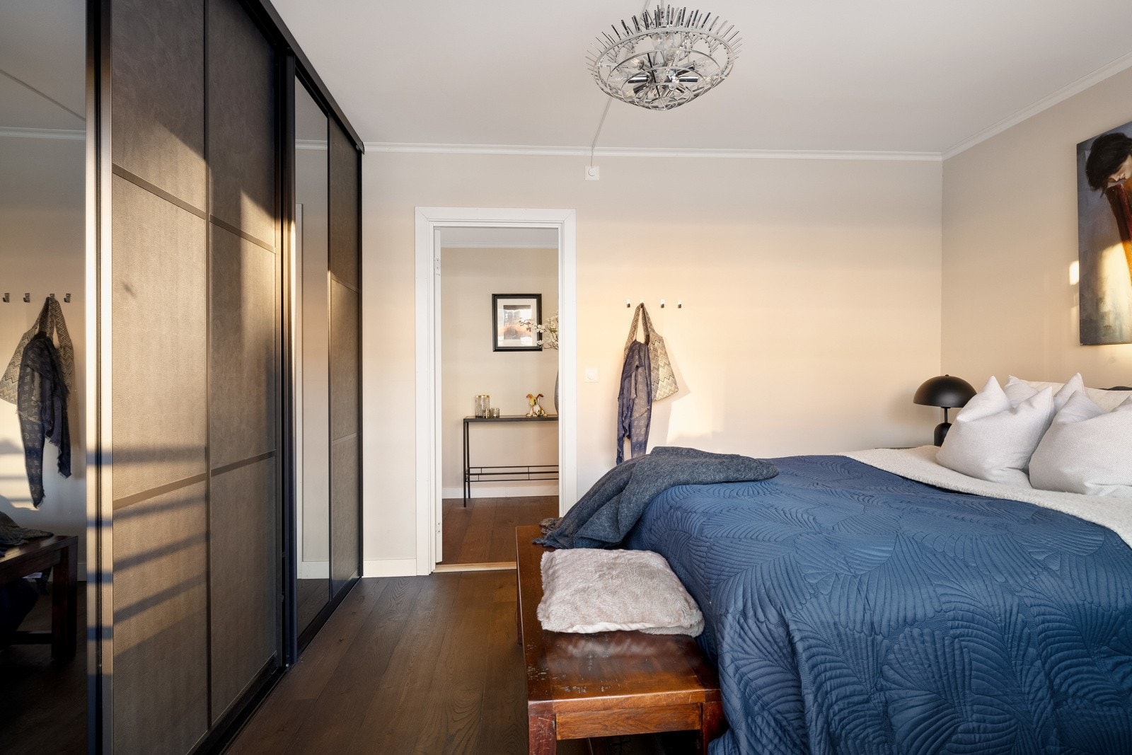 På hovedsoverommet er det en stor, plassbygd skyvedørsgarderobe. Galleribilde