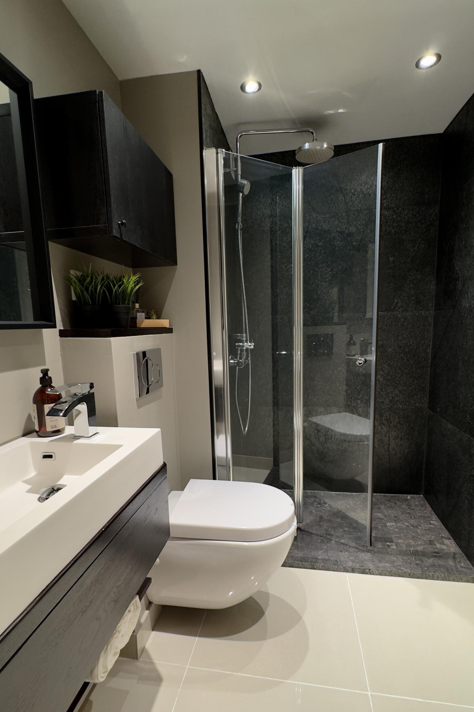 Begge badene har regnfallsdusj, noe som gir en følelse av spa i eget hjem. Galleribilde