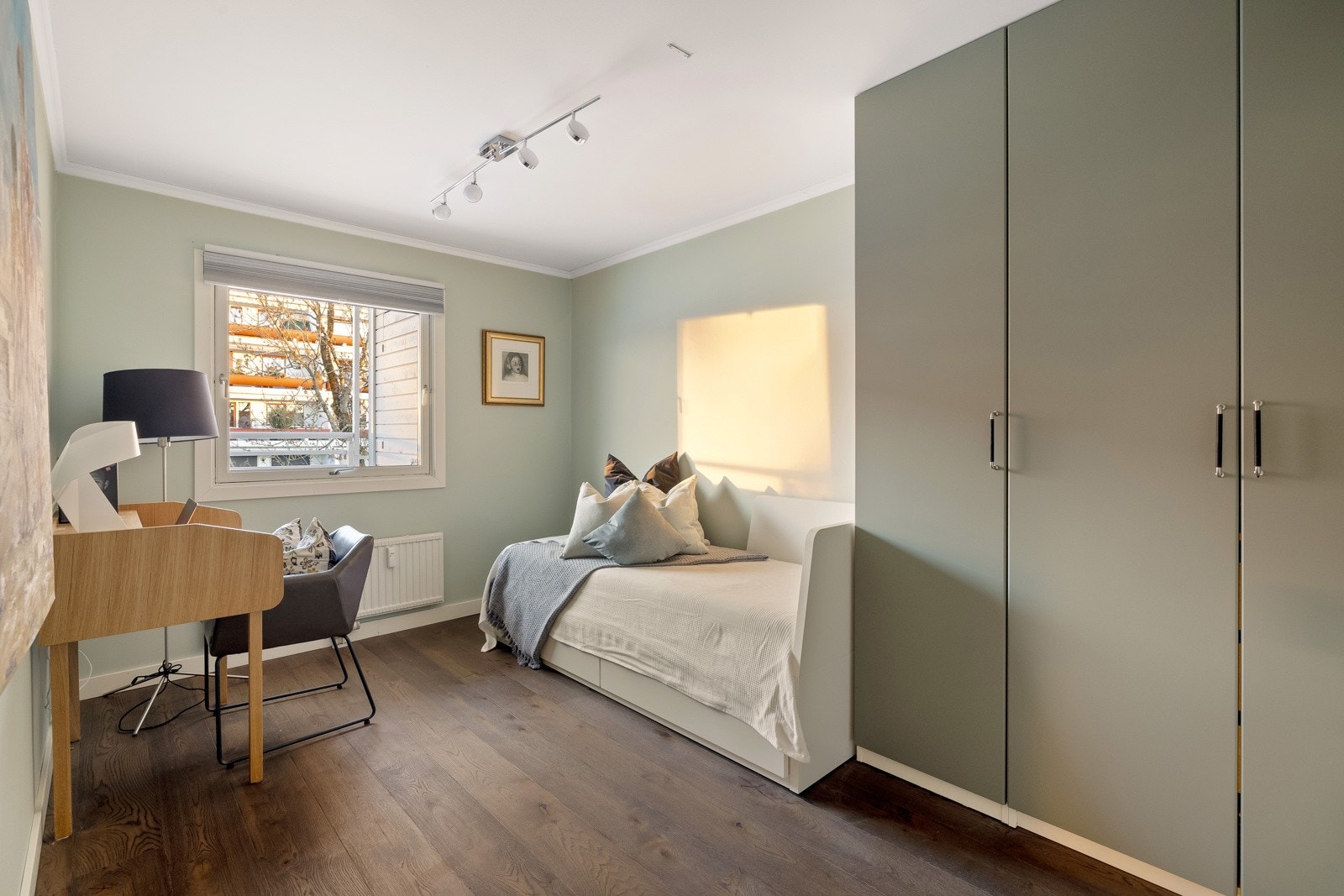 Leiligheten har tre gode soverom, og alle har store, østvendte vinduer. Galleribilde