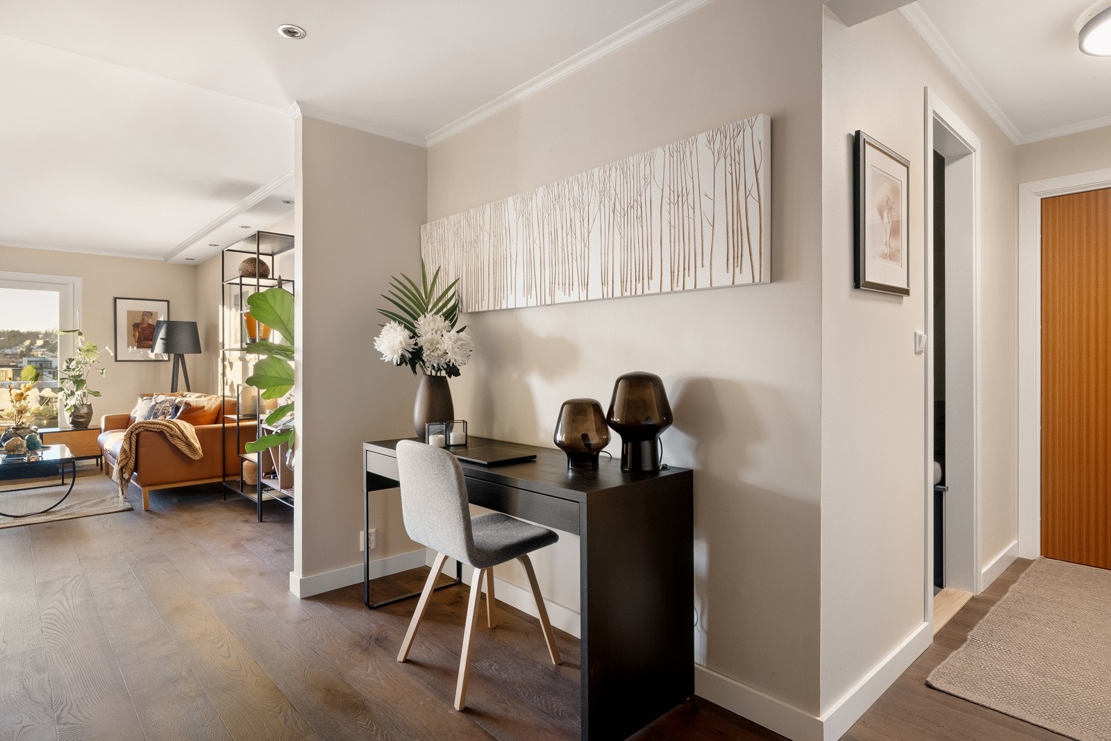 Leiligheten er holdt i duse, delikate fargetoner som fremhever de gylne parkettgulvene. Galleribilde