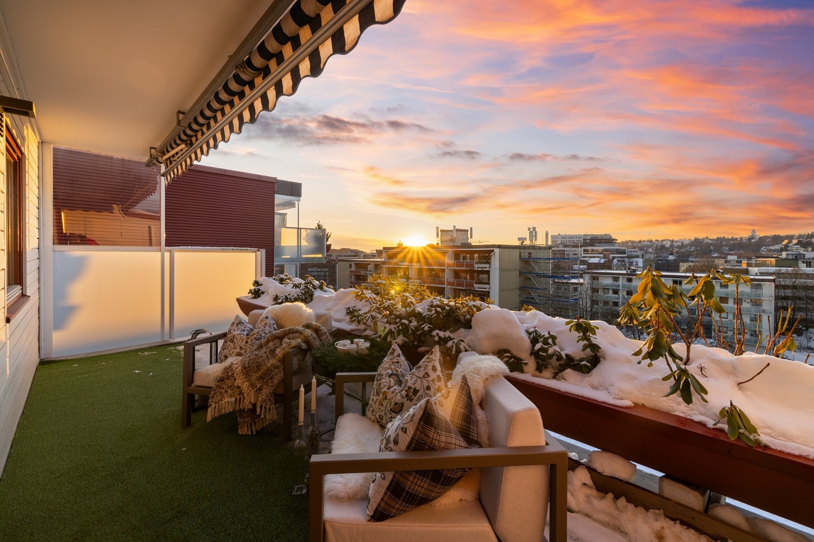 I overbygget på den vestvendte terrassen er det montert en bred, manuell markise. Galleribilde