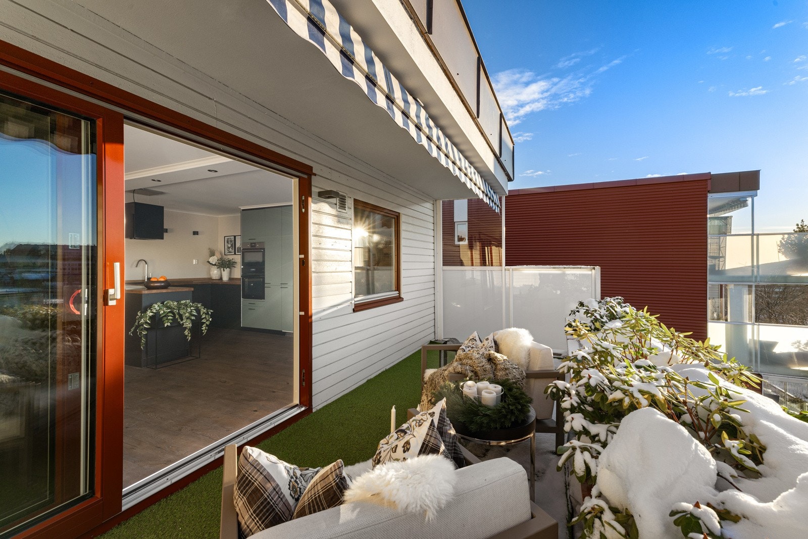 Fra stue og kjøkken er det utgang til en vestvendt terrasse. Galleribilde