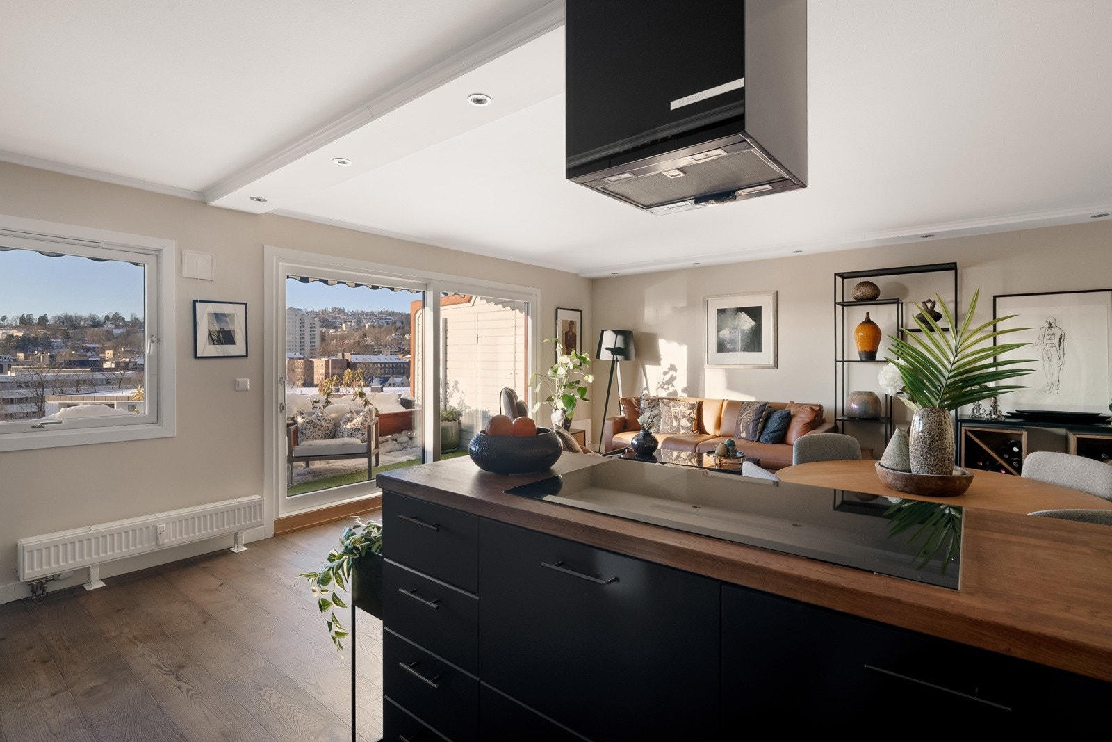 Velkommen til Skøyen Terrasse 18 - en stilfullt oppgradert 4-roms andelsleilighet i toppetasjen. Galleribilde