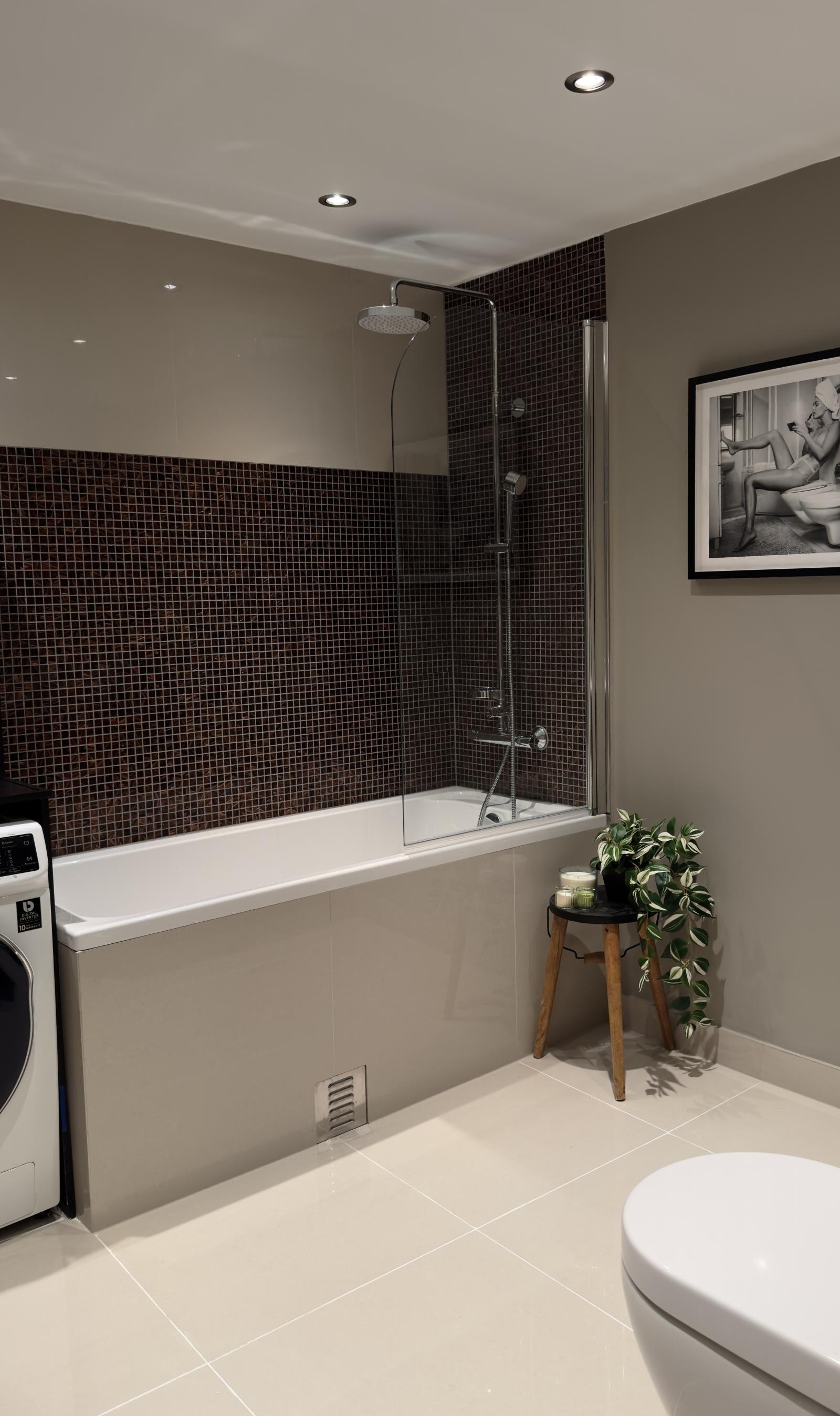 Det er to bad i leiligheten, og begge ble pusset opp i 2019. Det største badet har opplegg for vaskemaskin. Galleribilde