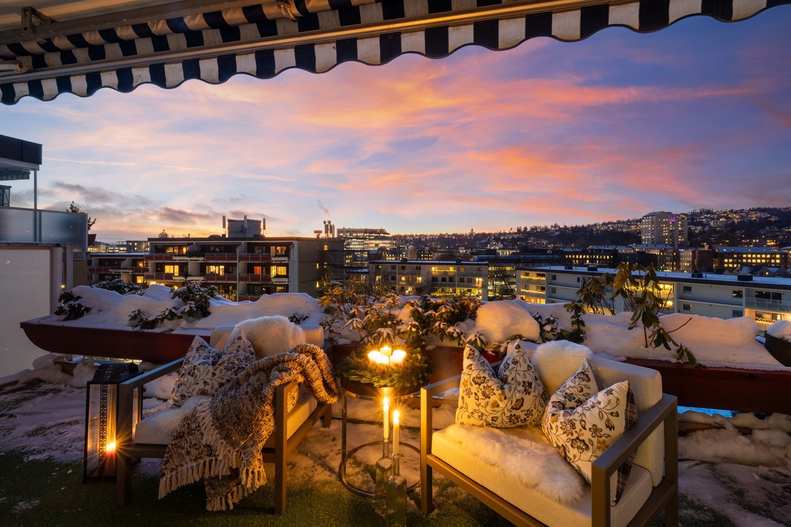 Det er langstrakt og fin utsikt fra den vestvendte terrassen. Galleribilde