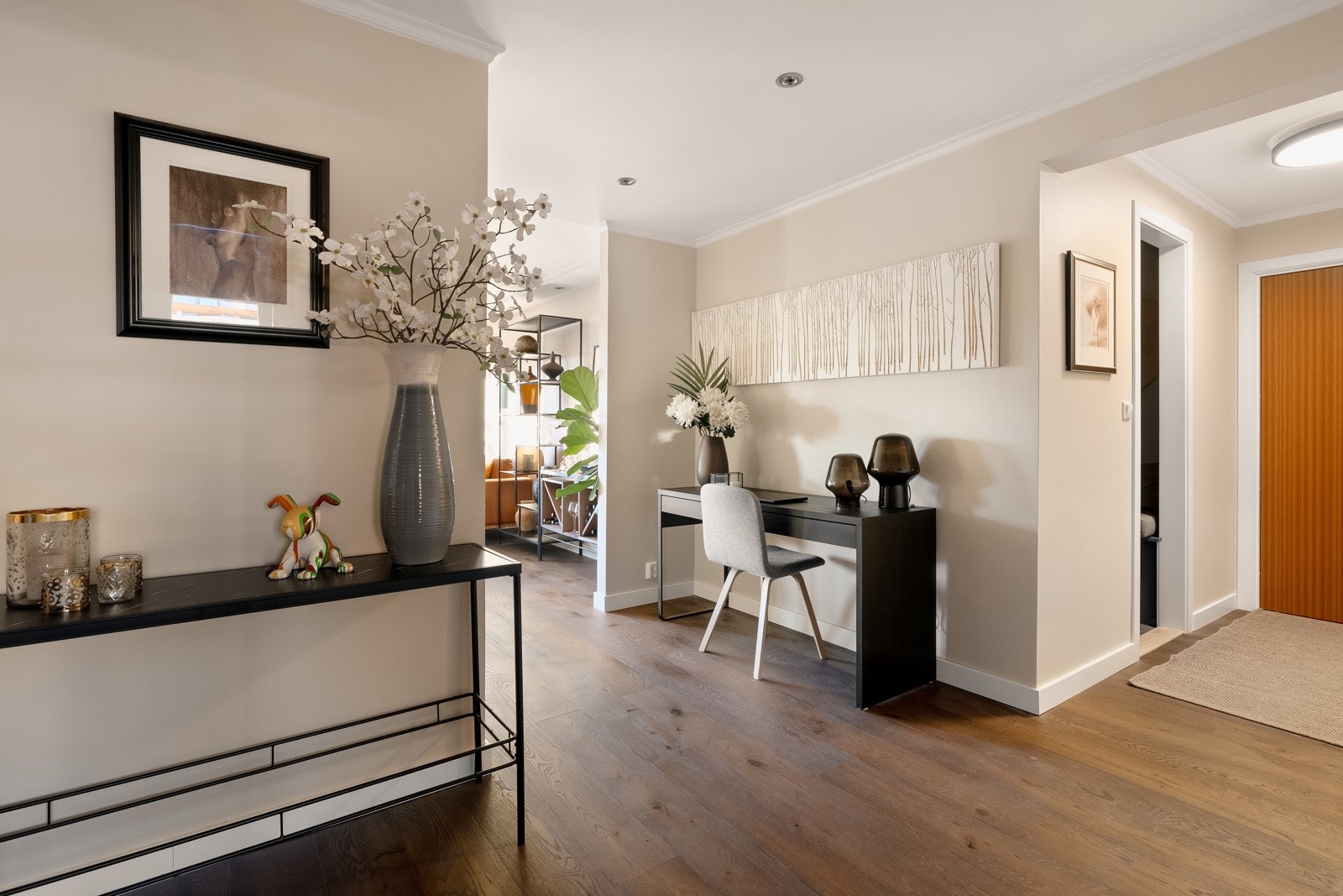 I hendig tilknytning til entreen er det et garderoberom. Galleribilde