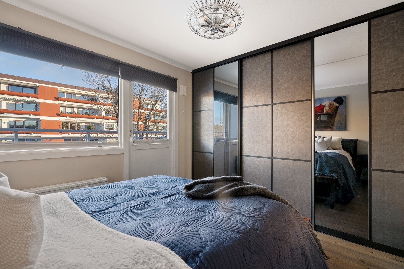 Ett av soverommene har utgang til en østvendt, overbygd balkong. Galleribilde