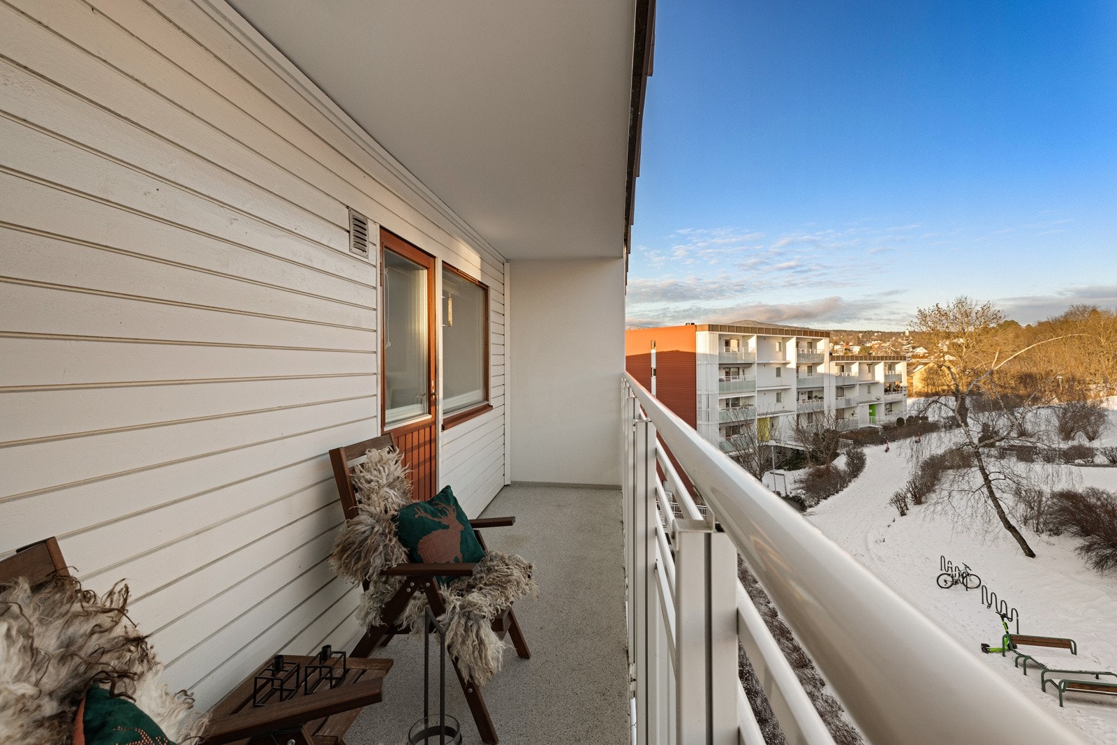 Fra den østvendte balkongen har man full oversikt over de grønne, fine fellesområdene. Galleribilde