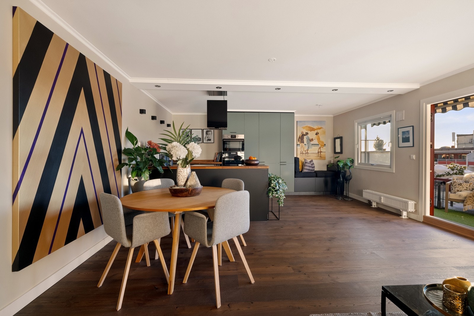 Stue byr på god møbleringsfrihet og luftig atmosfære. Galleribilde