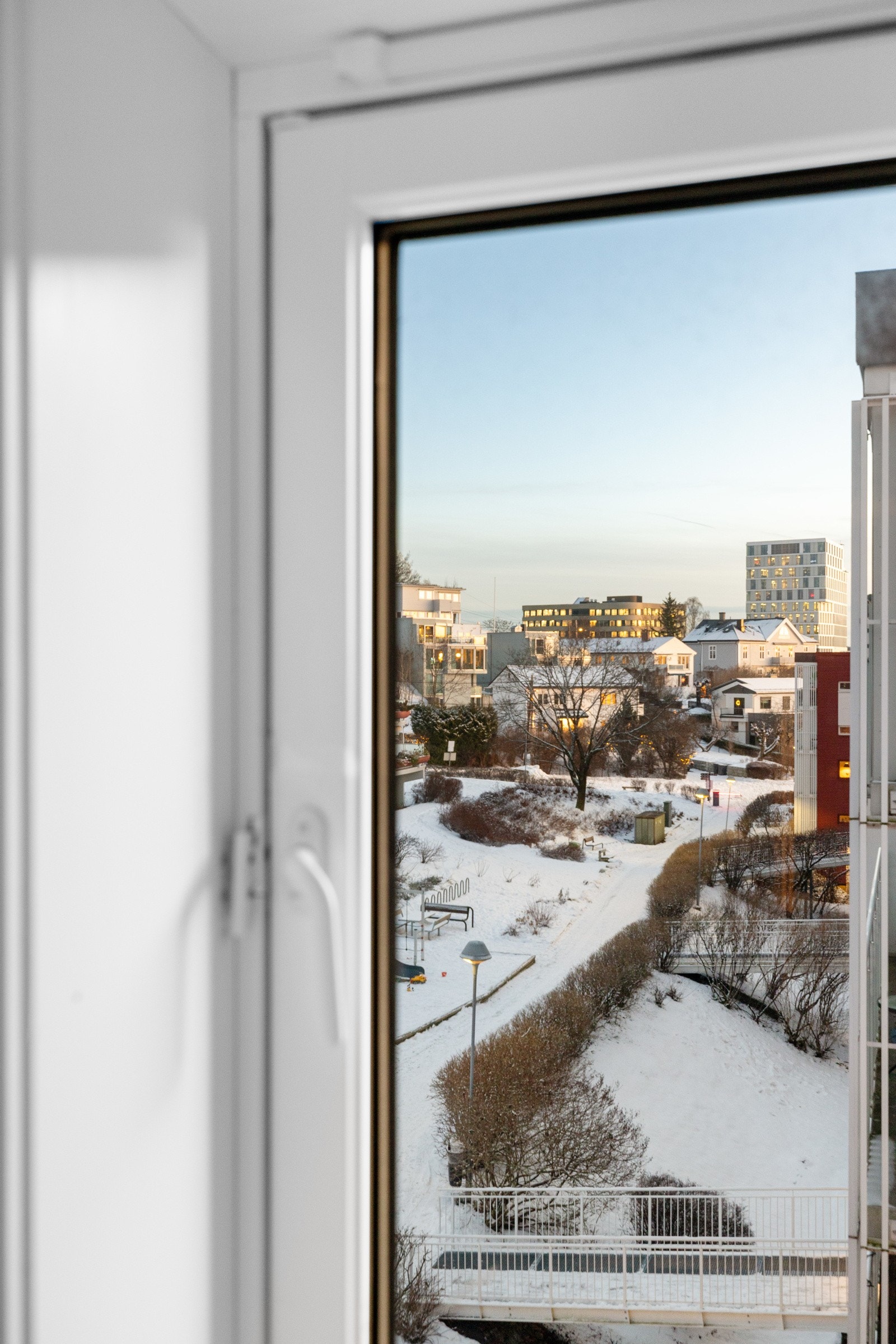 Det er fint utsyn fra vinduet på det største badet. Galleribilde