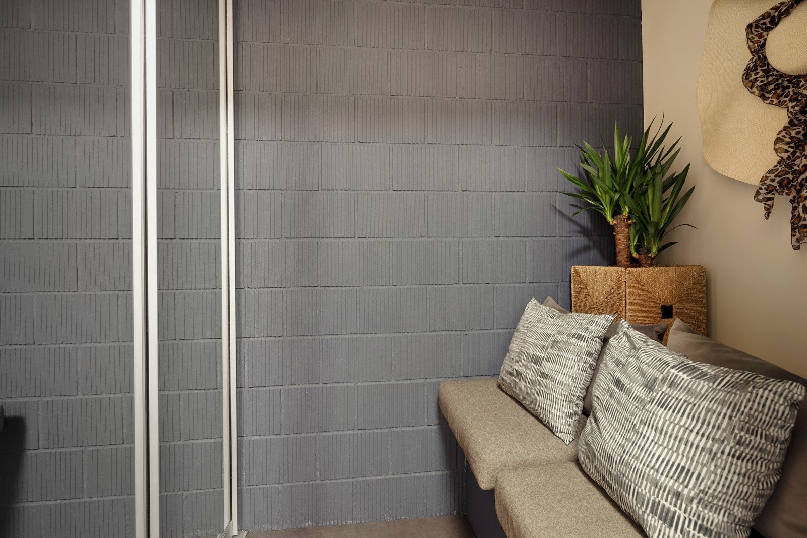 Garderoberommet ved entreen har en plassbygd skyvedørsgarderobe. Galleribilde