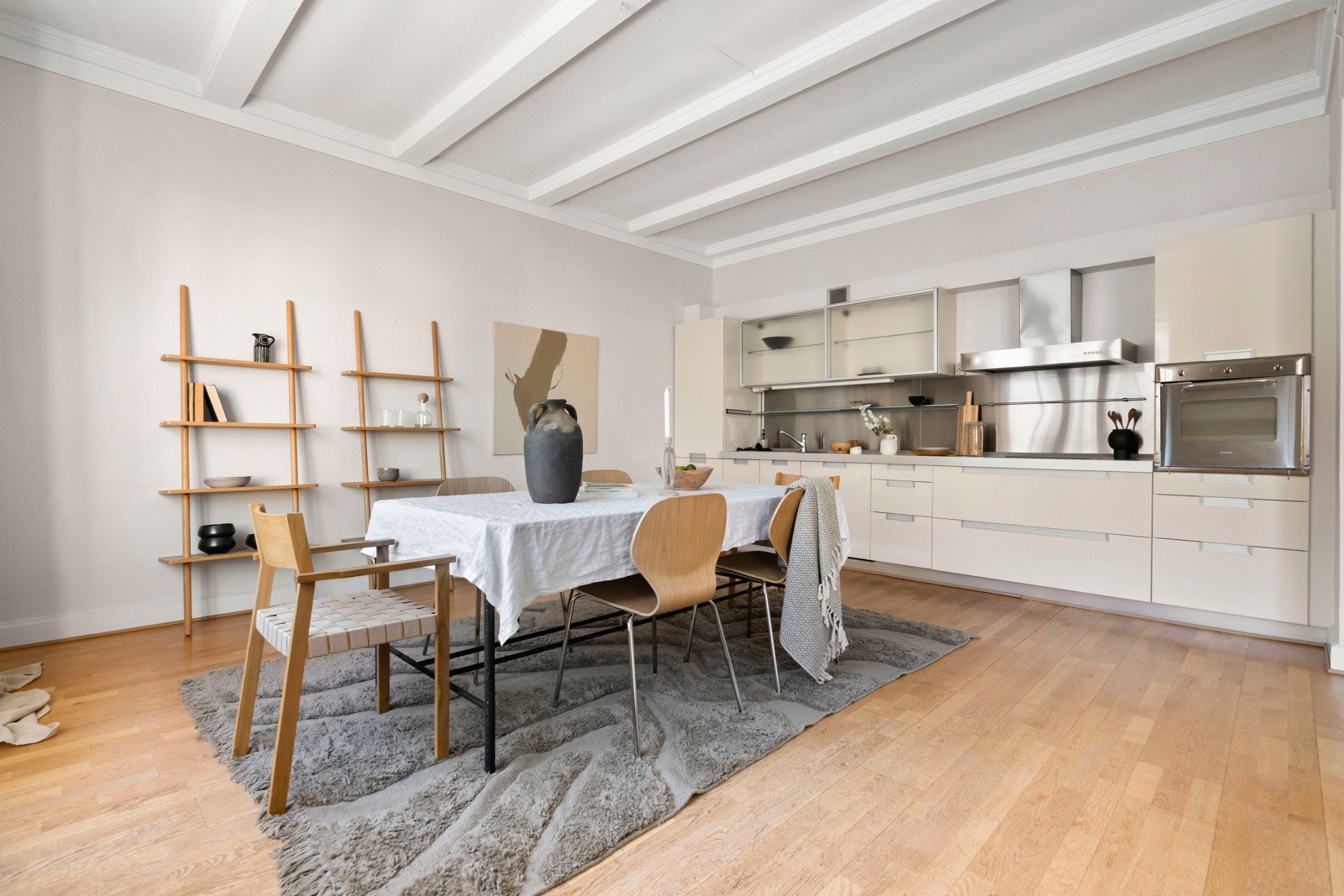 Gode lysforhold gjennom store vindusflater. Benkeplate i slitesterk laminat og vegg mellom benkeplate og overskap er kledd i plater i rustfritt stål Galleribilde