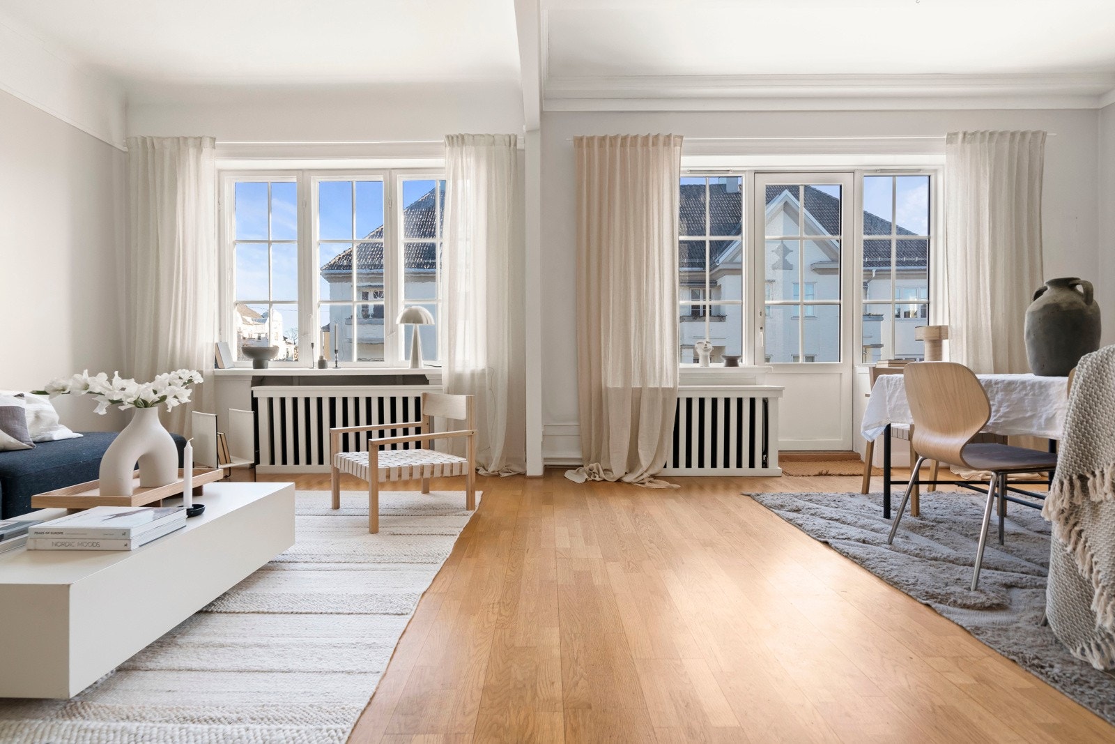 Leiligheten er gjennomgående og har flott lys og utsynsforhold fra to sider. Galleribilde