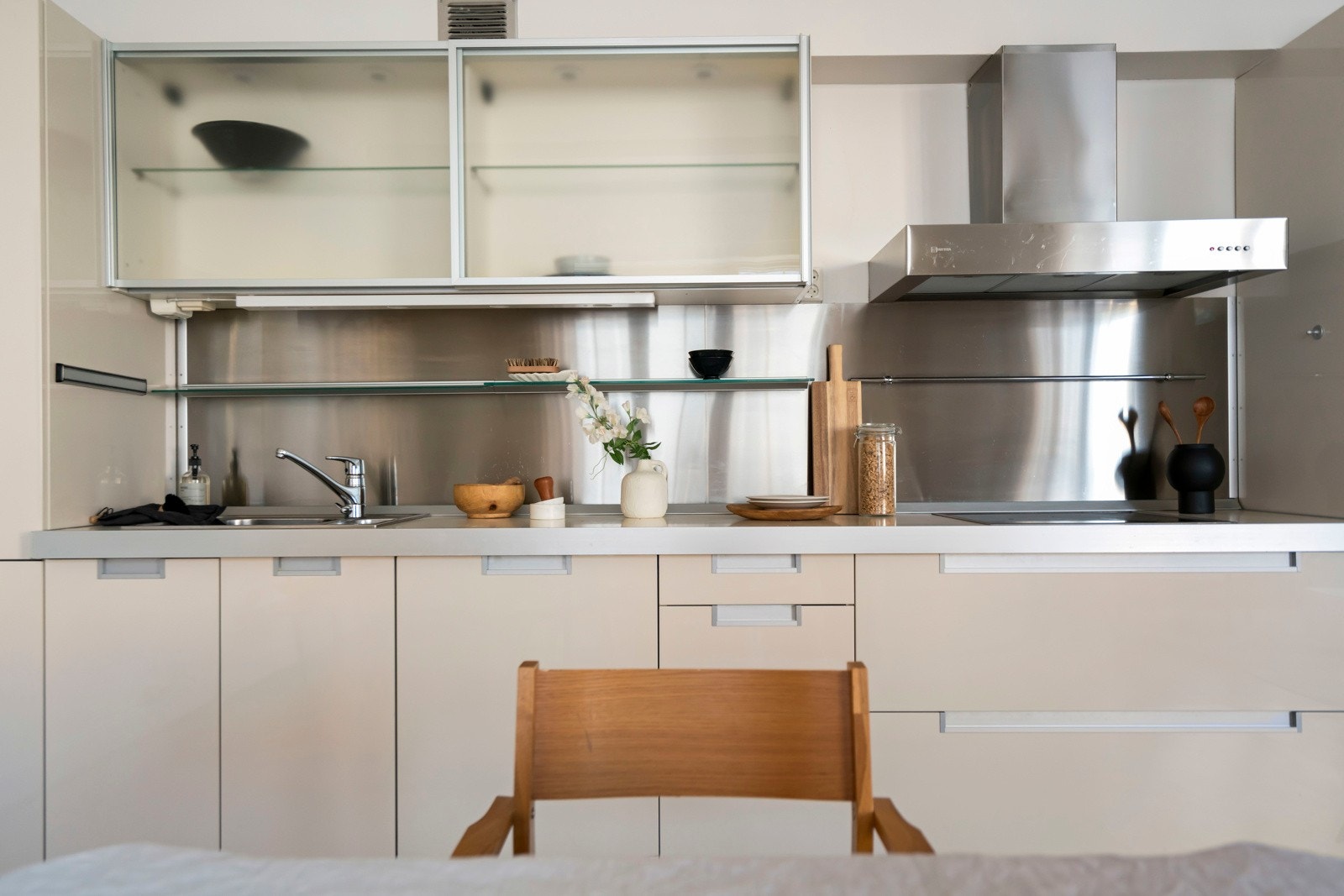 Pent eldre kjøkken med rikelig med oppbevaringsplass og integrerte hvitevarer for et strømlinjeformet og delikat uttrykk. Galleribilde