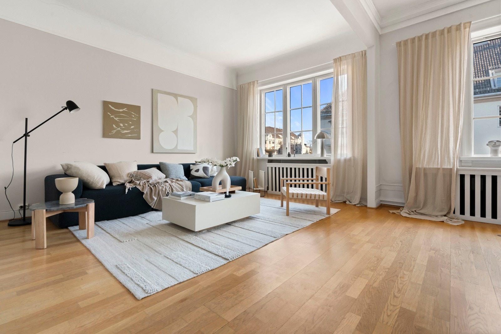 Oppholdsrommet har en sosial og åpen stue-/kjøkkenløsning med gode innredningsmuligheter. Galleribilde