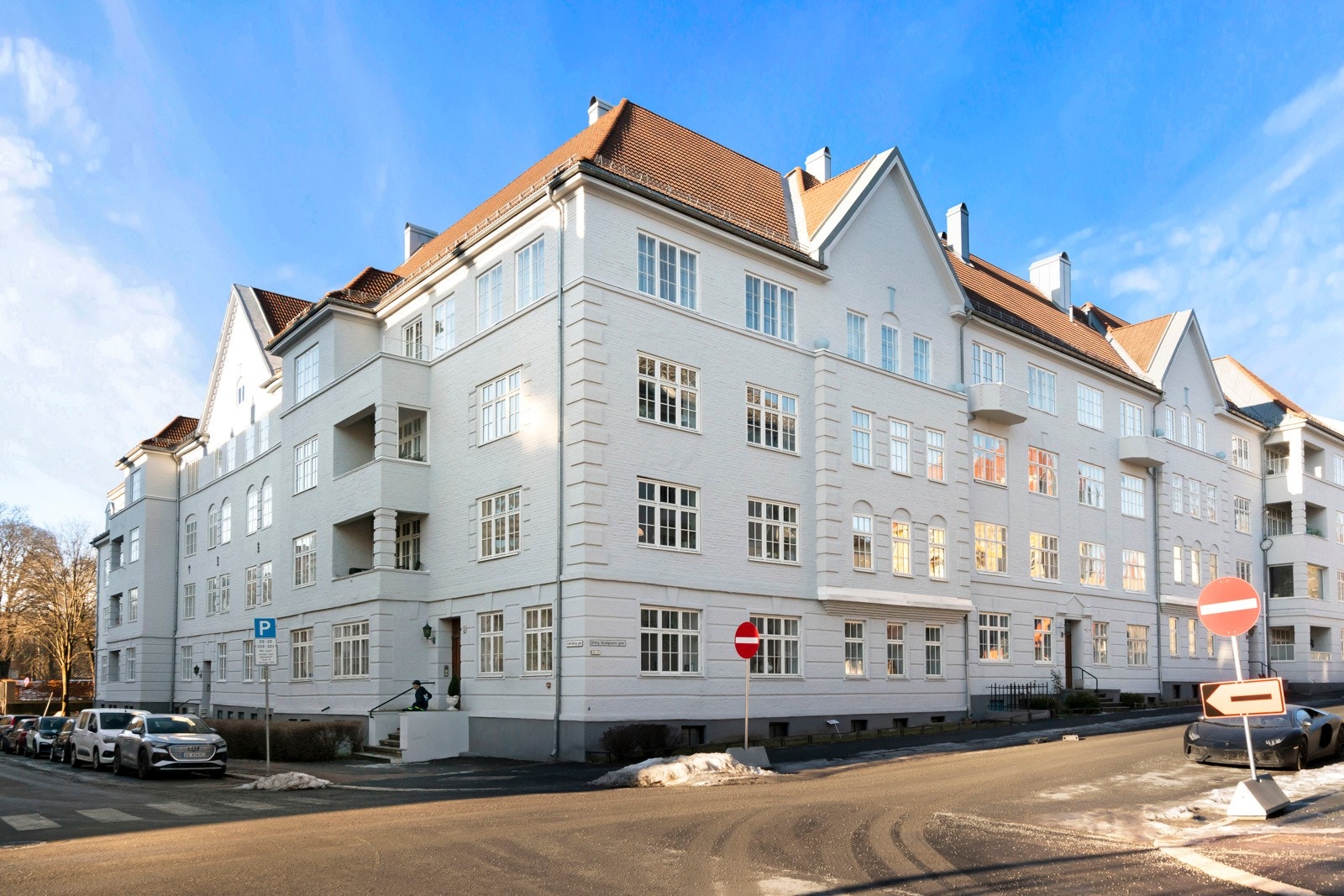 Leiligheten disponerer en bod i kjelleren på ca. 11 kvm. I bakgården har sameiet parkeringsplasser for seksjonseierene. Galleribilde