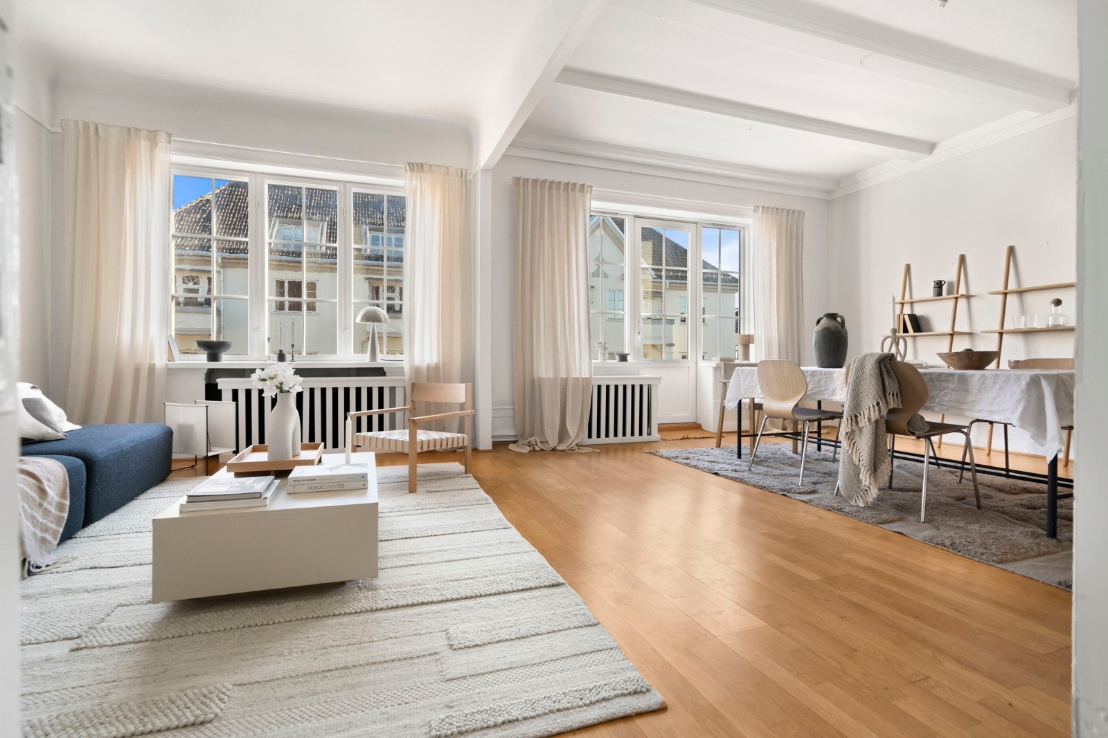 Rommet gir gode muligheter for å innrede med både sofagruppe og praktiske oppbevaringsmøbler. Galleribilde