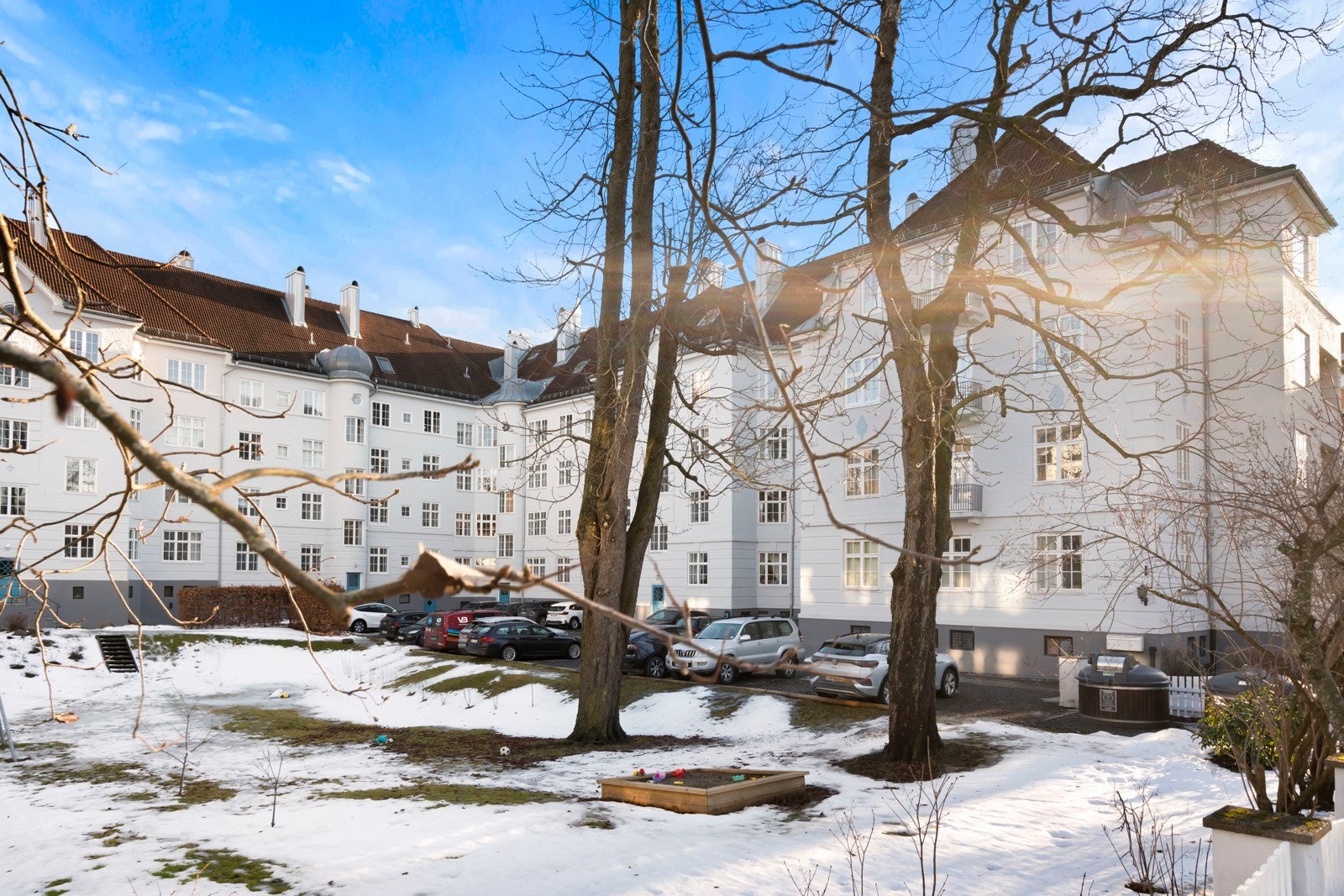 Sameiet har en stor idyllisk bakhage med plen og beplanting. Galleribilde