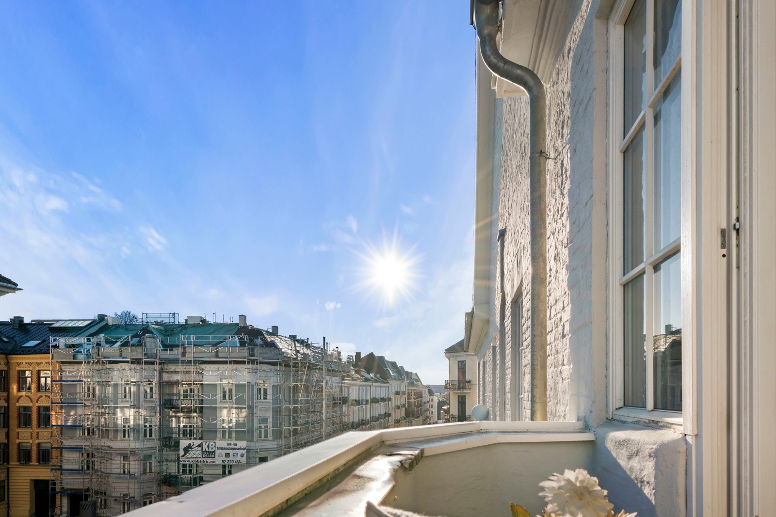 Solrik balkong med plass til utemøbler. Galleribilde