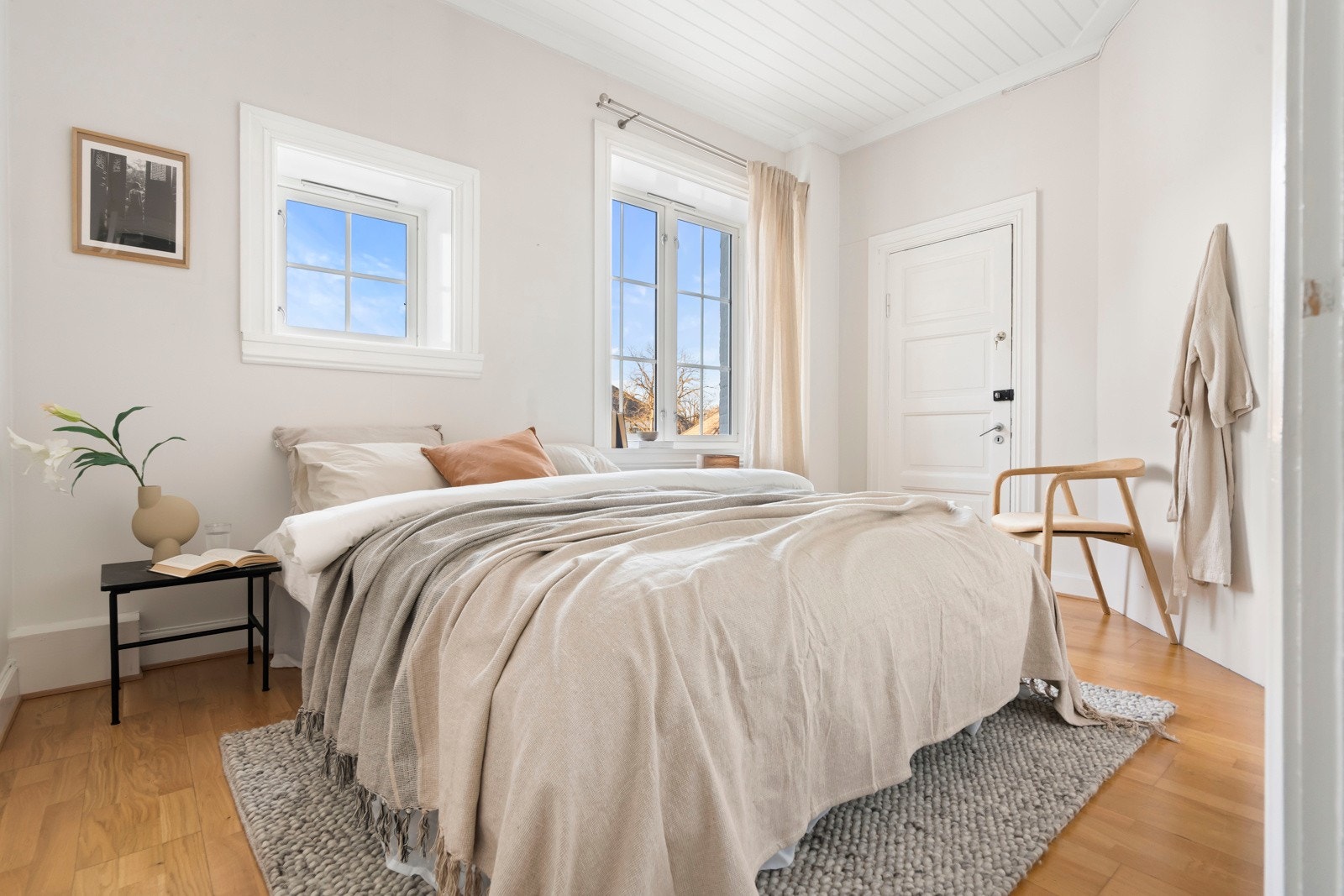 Lyst og romslig soverom med flott beliggenhet og hyggelig utsyn mot rolig bakgård. Galleribilde