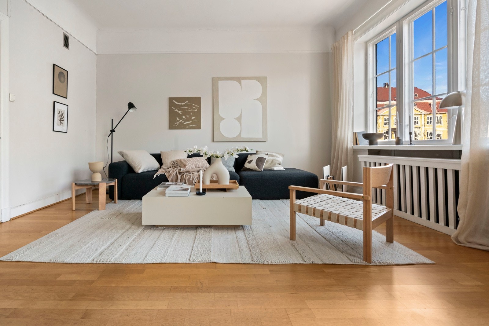 Stuen har en svært god takhøyde på 2,99 m som gir en luftig romfølelse. Eikeparkett på gulv, malte vegg- og takflater. Galleribilde