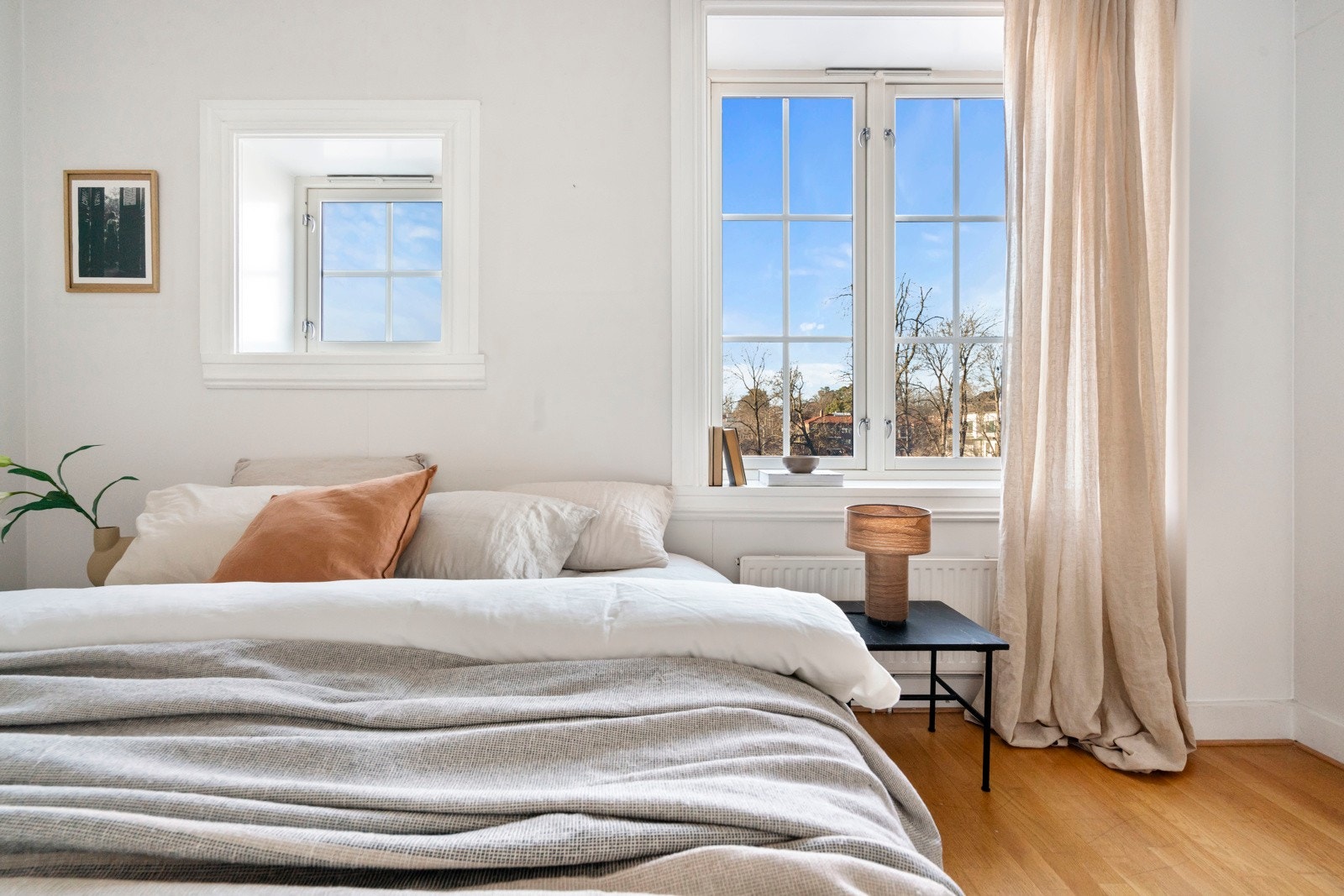 Flott lysforhold gjennom store vindusflater. Soverommet kan enkelt innredes med dobbeltseng og kommoder. Muligheter for å etablere garderobeskap. Galleribilde