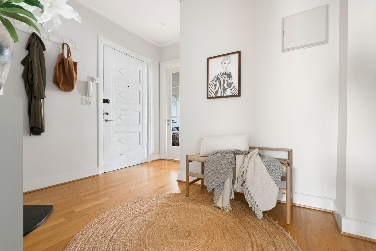 Herfra har man direkte adkomst til baderom, begge soverommene og stuen. Eikeparkett på gulv, malte flater på vegger og malt himling. Galleribilde