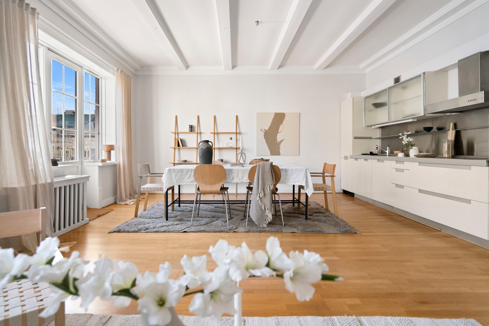 Her er det plass til mange gjester rundt bordet. Åpen løsning som gir en enkel overgang mellom matlaging og sosialt samvær. Galleribilde