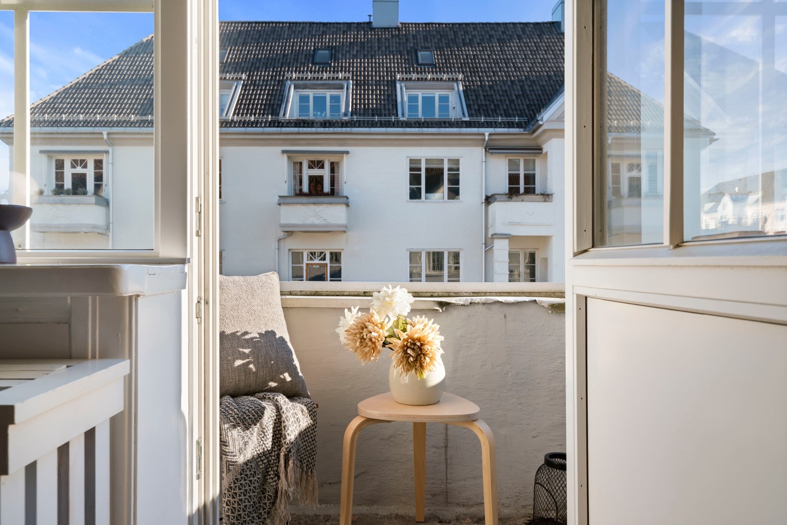 Hyggelig balkong med utgang fra kjøkkenet. Balkongen har et areal på ca. 2 m². Galleribilde